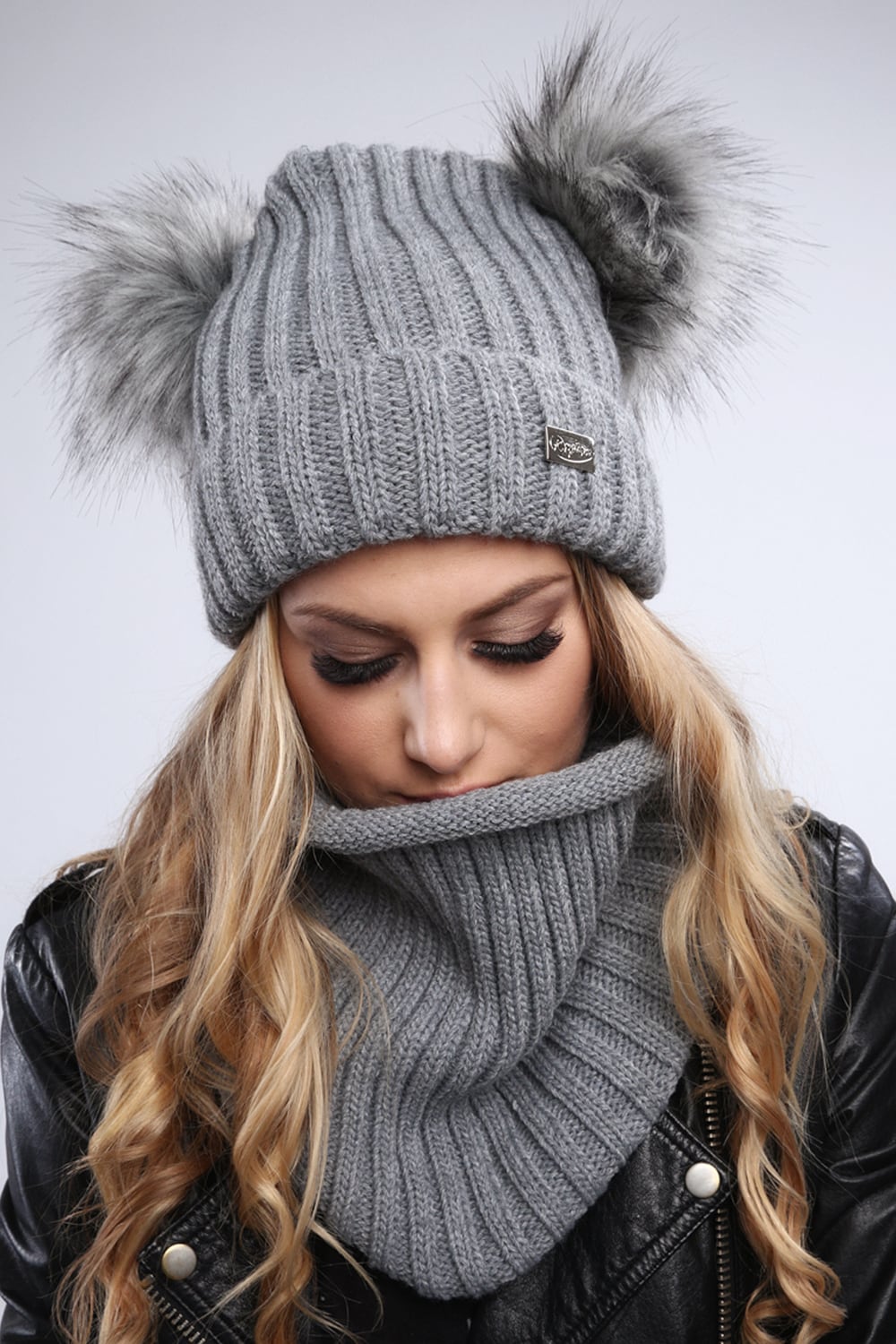 Lady's light grey chimney beanie for the chimney, winter set
