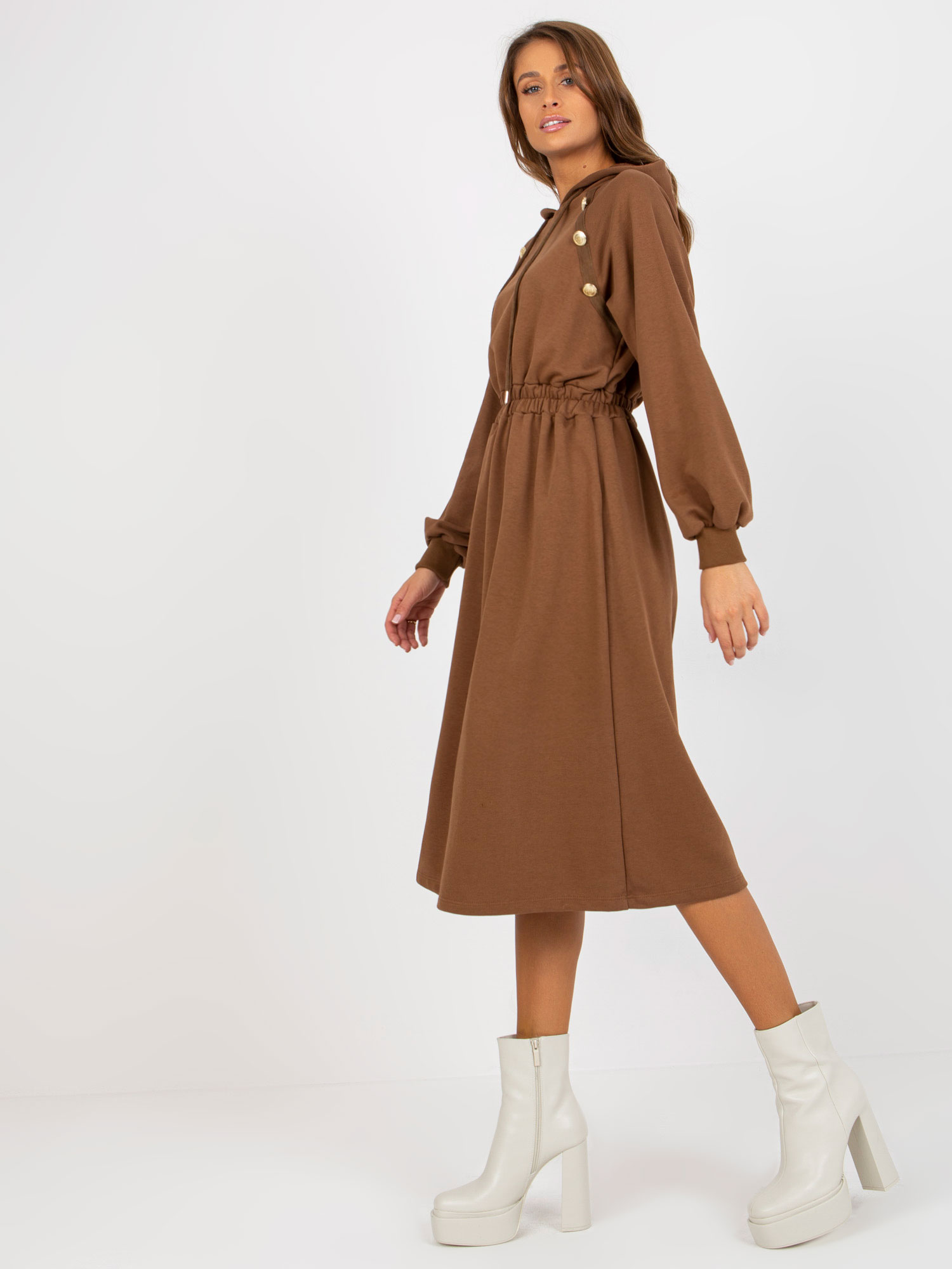 Levně Hnědé mikinové šaty s kapucí