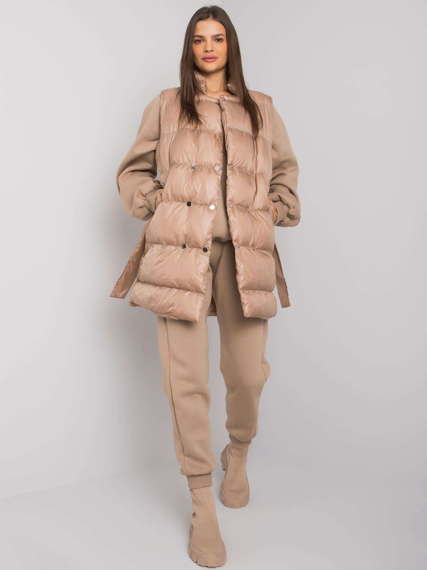Dark beige three-piece set with Minneola vest