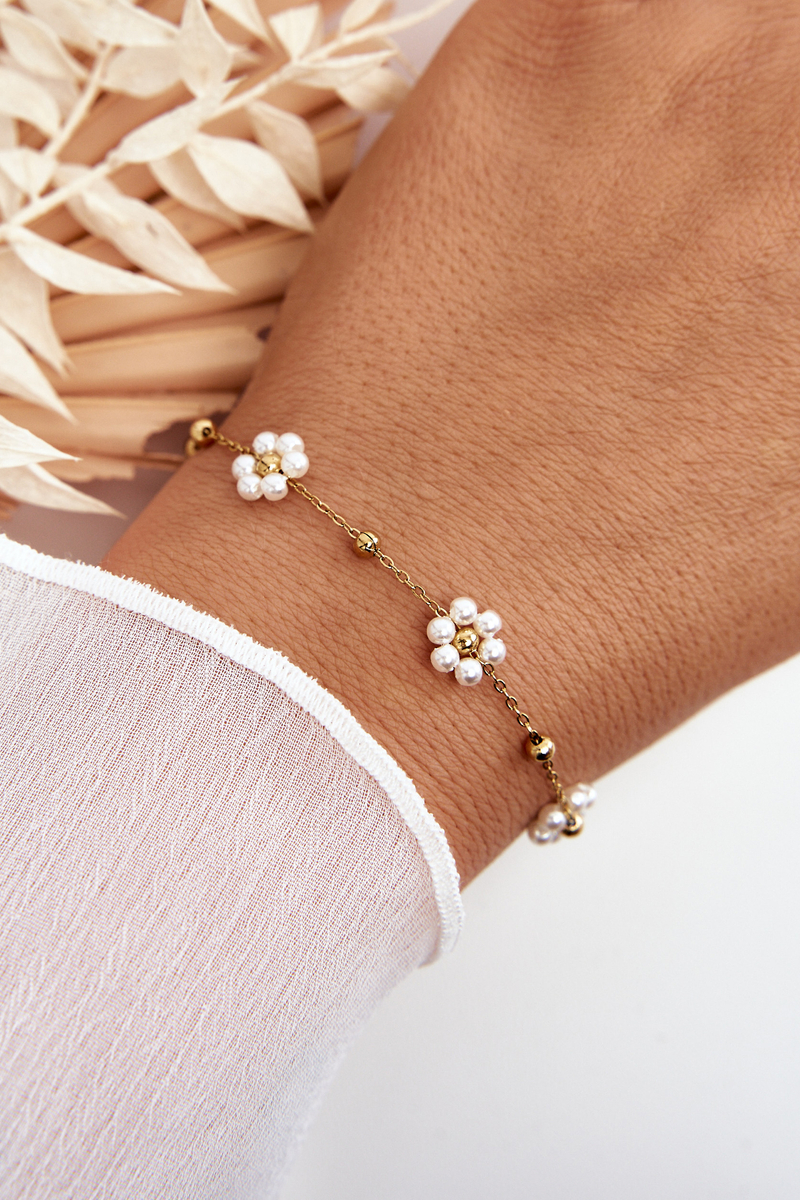 Fashionable bracelet with white gold flowers
