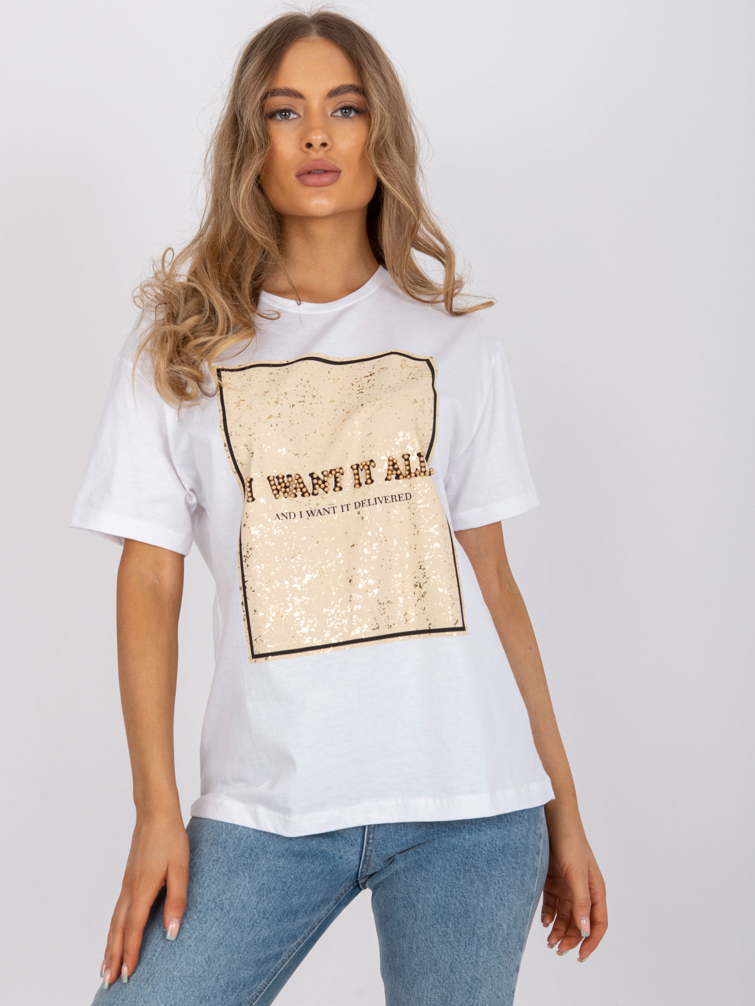 White loose T-shirt with appliqué and print