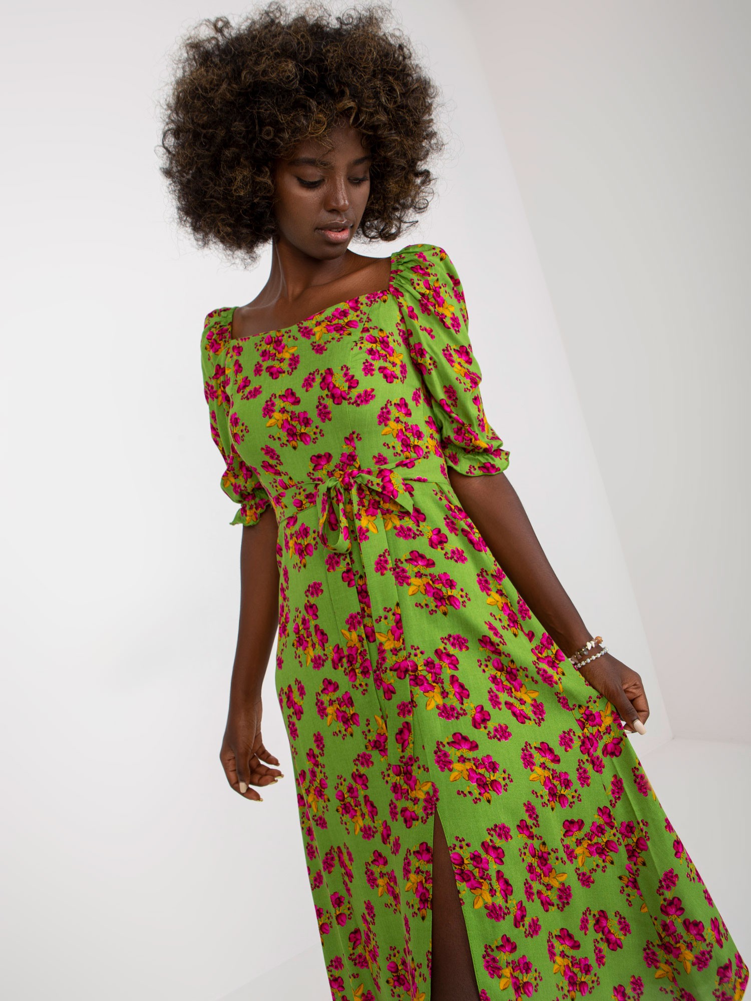 Levně Světle zelené midi šaty s květinami s rozparkem