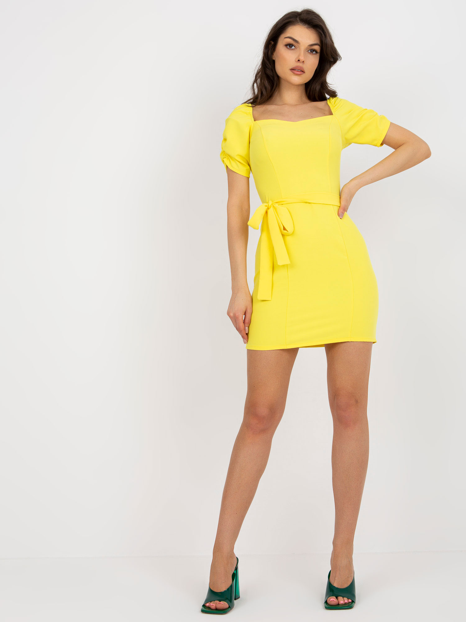Levně Žluté mini koktejlové šaty s páskem