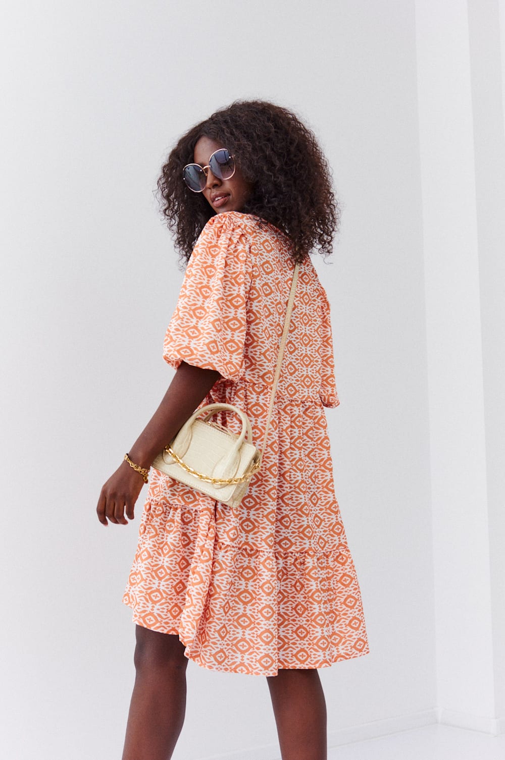 Loose dress with puff sleeves in light orange