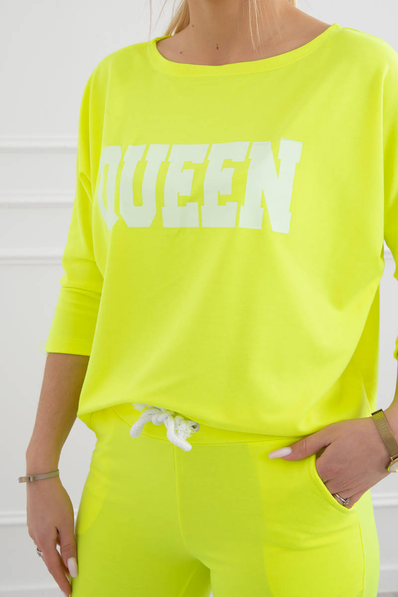 Set with yellow neon Queen print