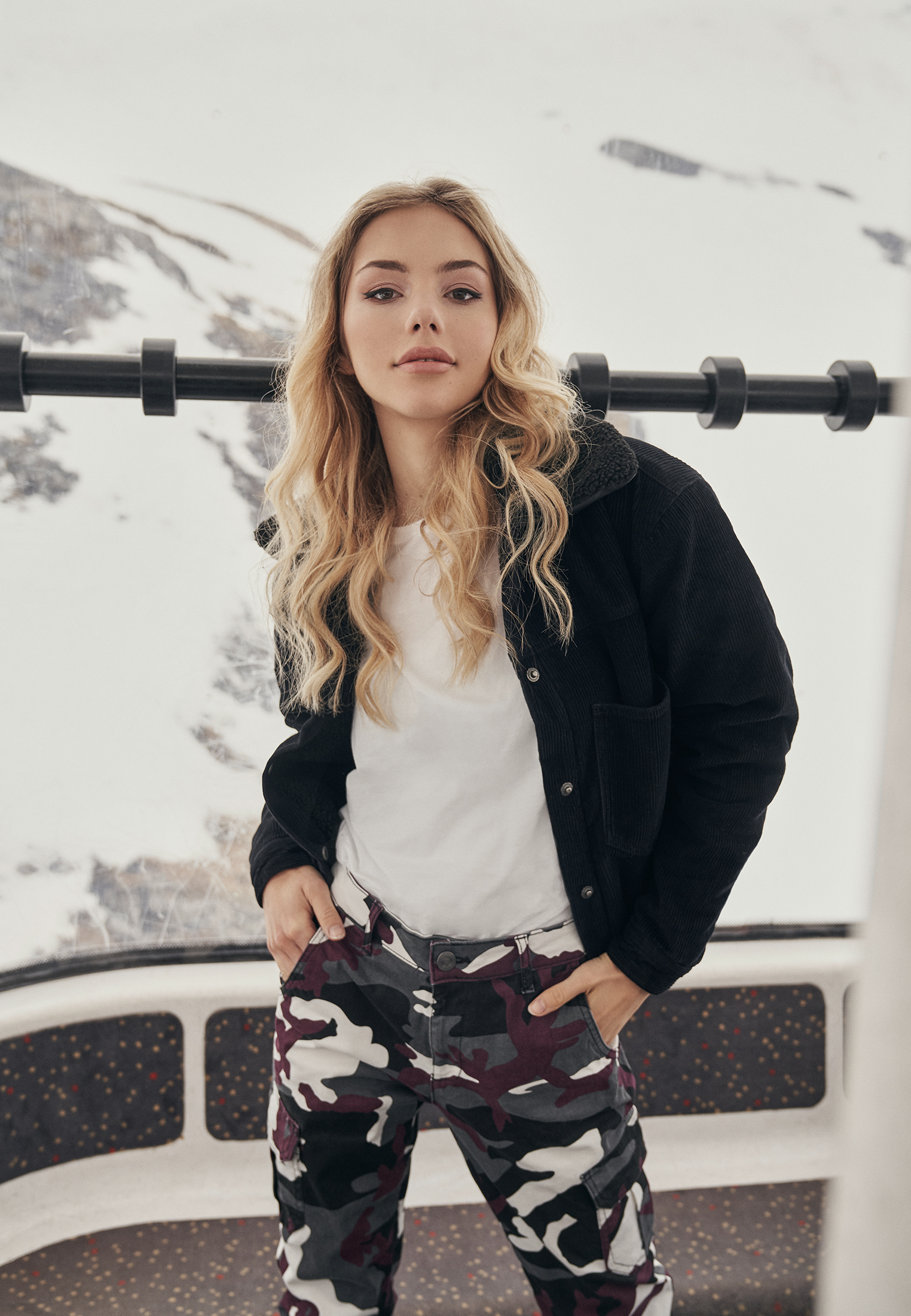 Doamnelor supradimensionate Corduroy Sherpa Jacket Negru / negru