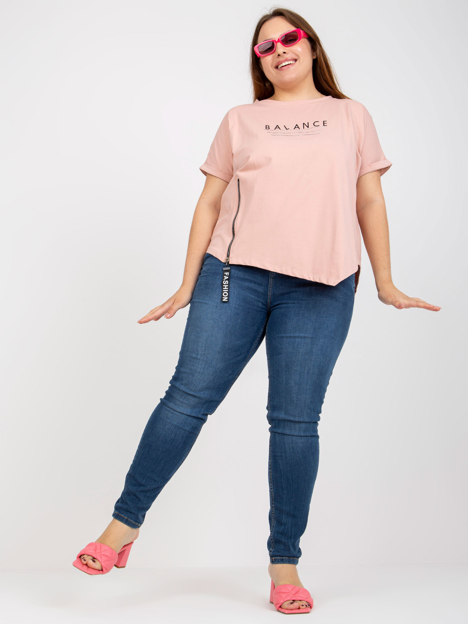 Levně Prašně růžové tričko plus velikosti s textem a aplikací