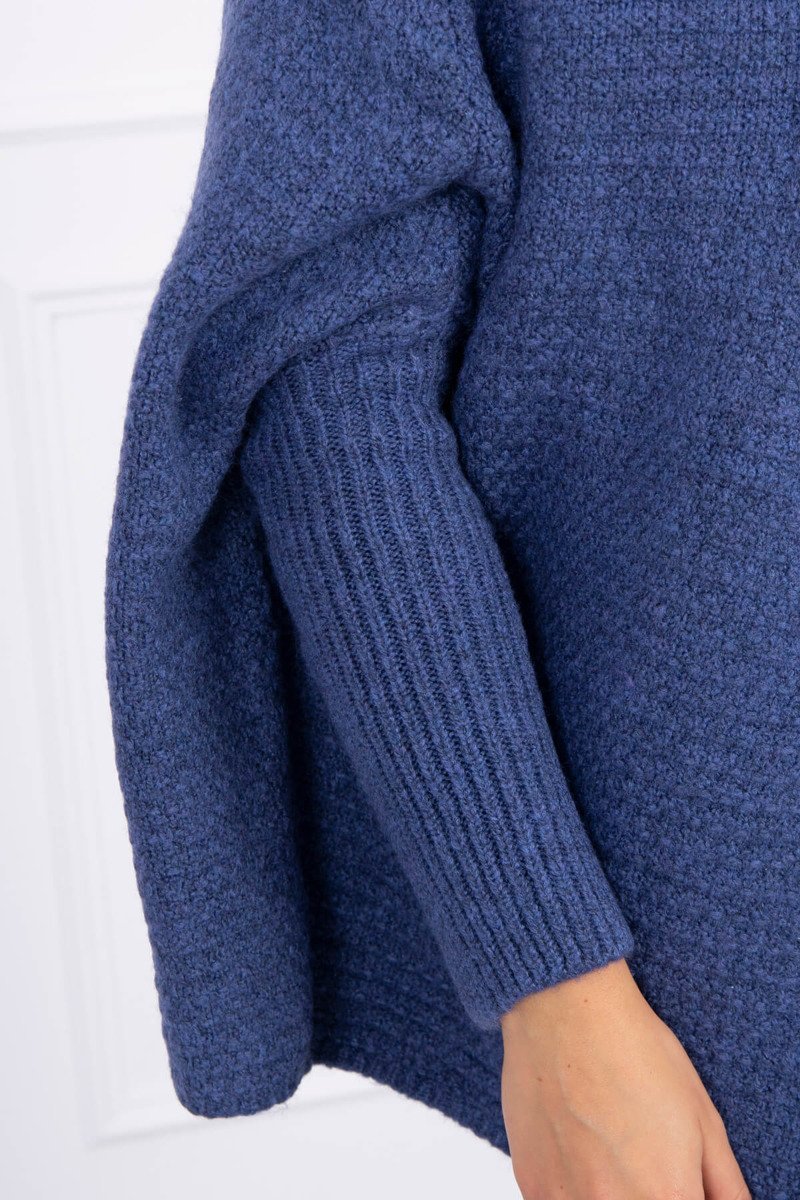 Sweater with hood and jeans with bat sleeves