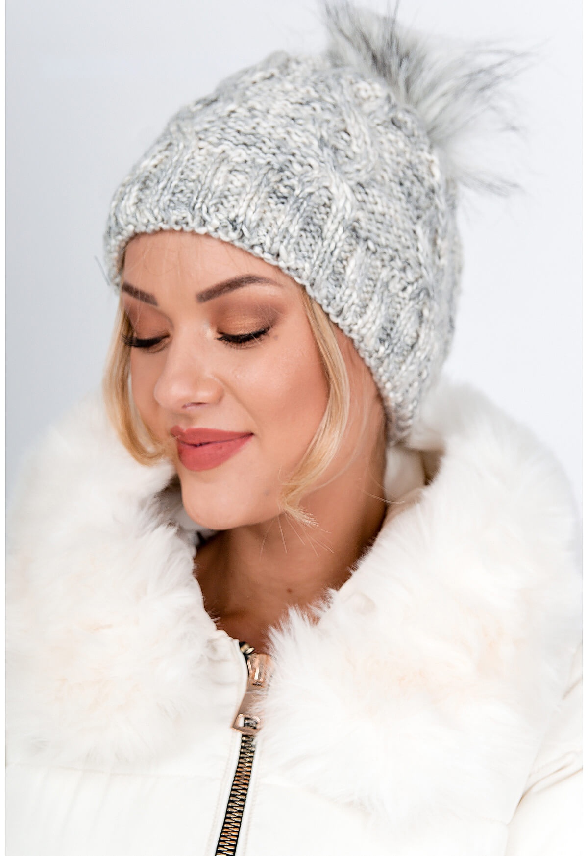 Lady's winter cap with pompom - gray