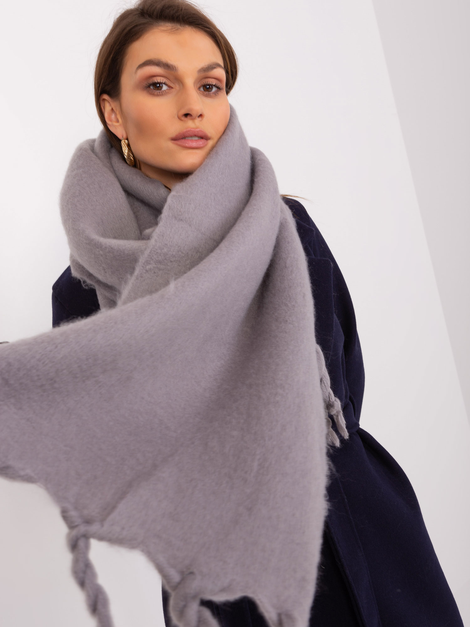 Women's grey scarf with fringe