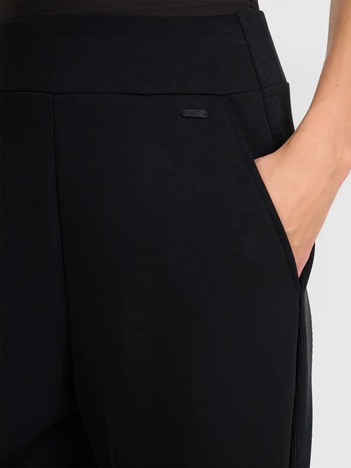 Pantaloni de trening pentru femei 4F