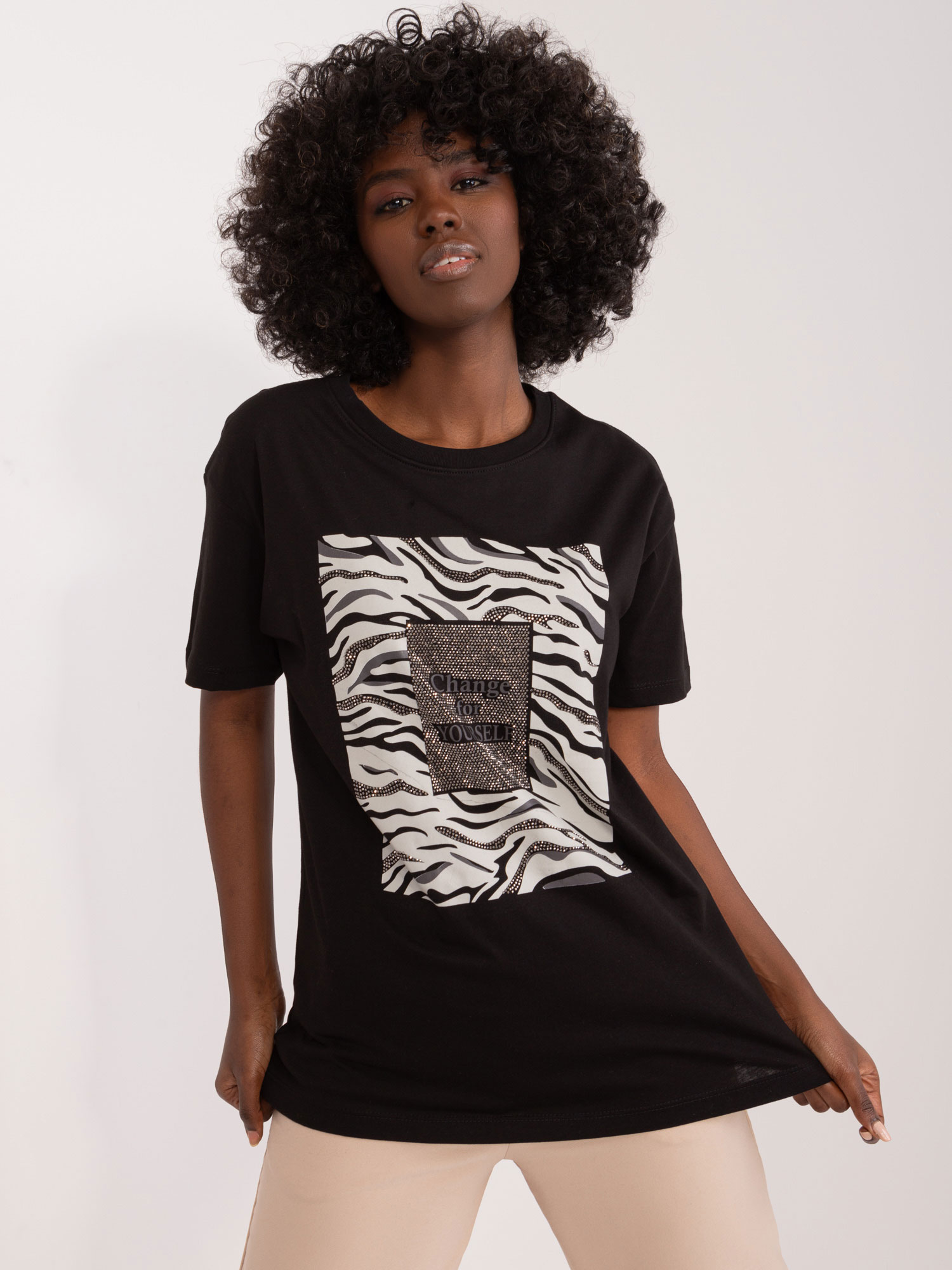 Levně Černé dámské tričko s aplikací s kamínky