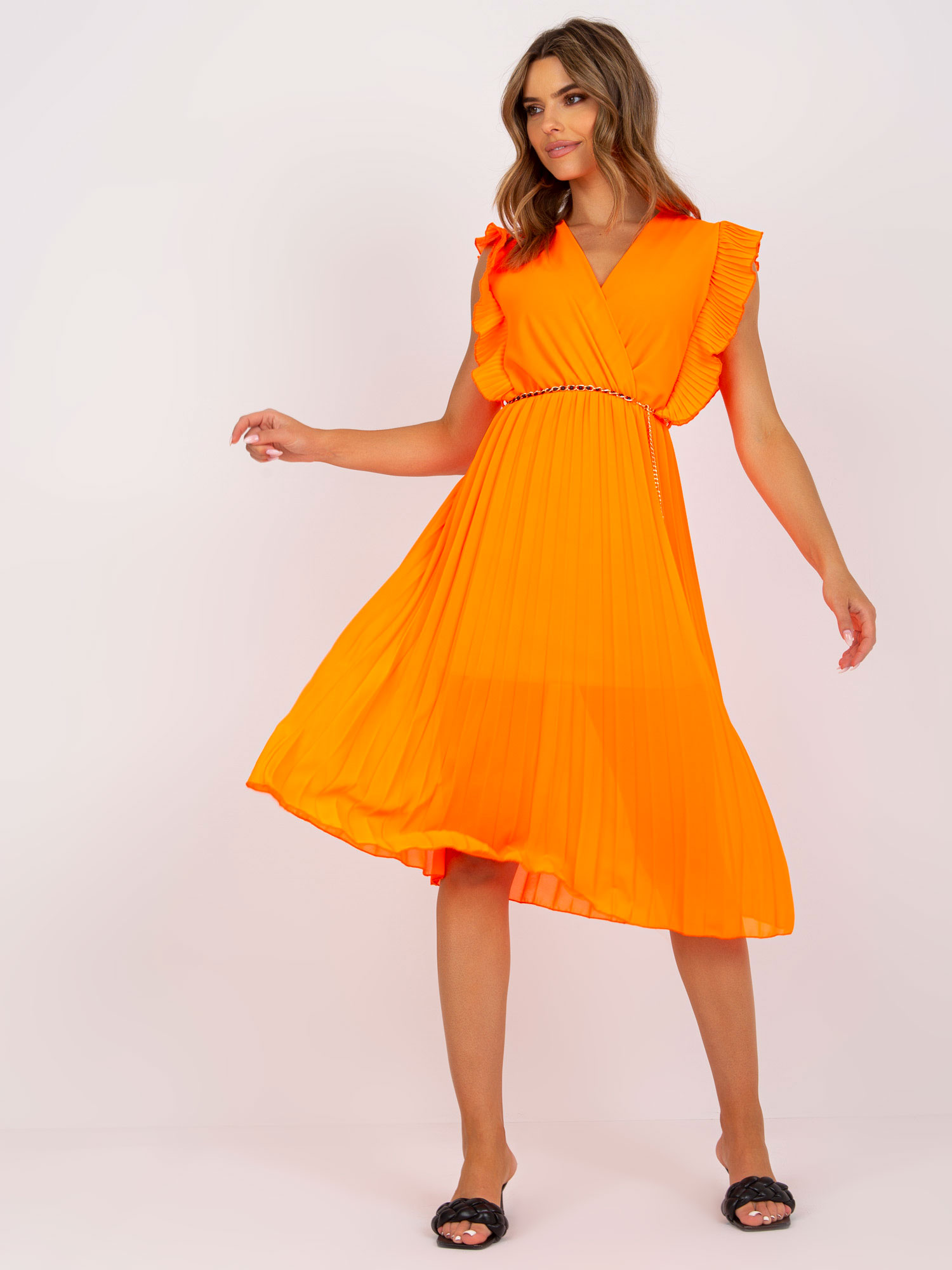 Levně Fluo oranžové vzdušné midi šaty se záhyby