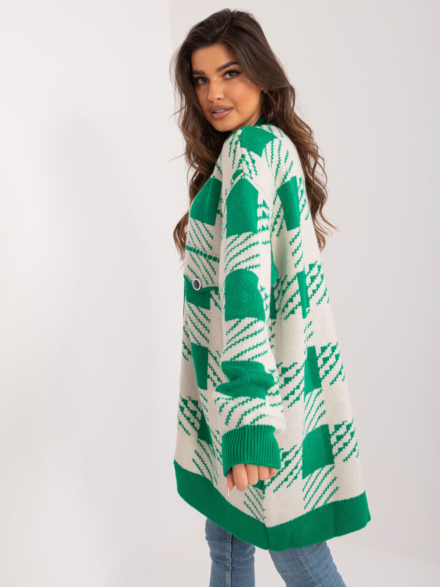 Levně Zelený a béžový oversize svetr s geometrickým vzorem