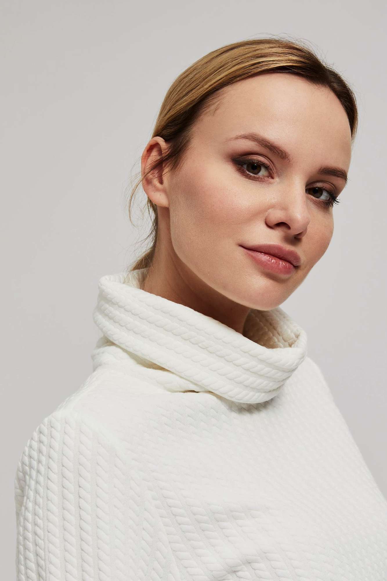 Sweatshirt with a wide turtleneck