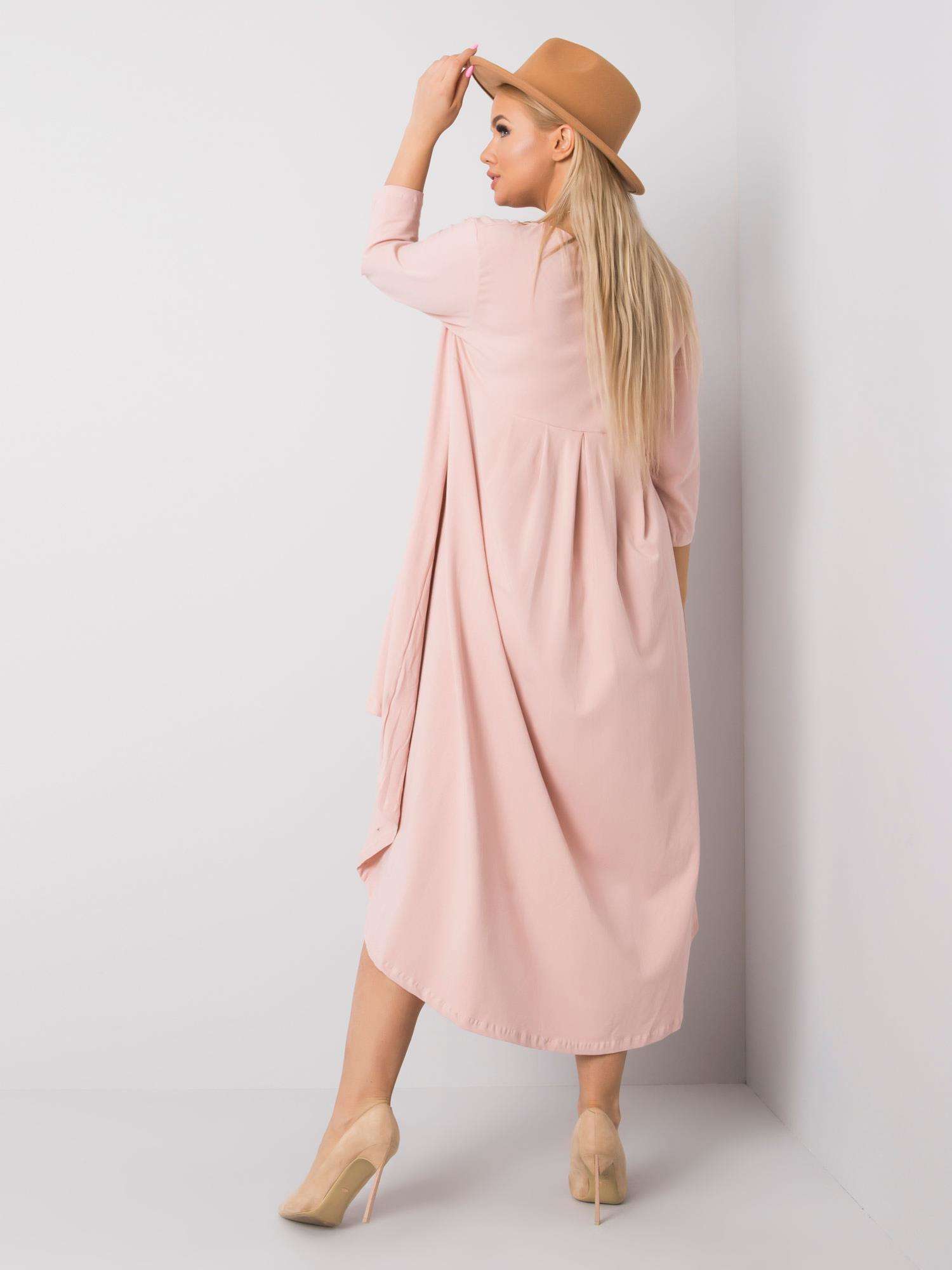 Světle růžové asymetrické šaty
