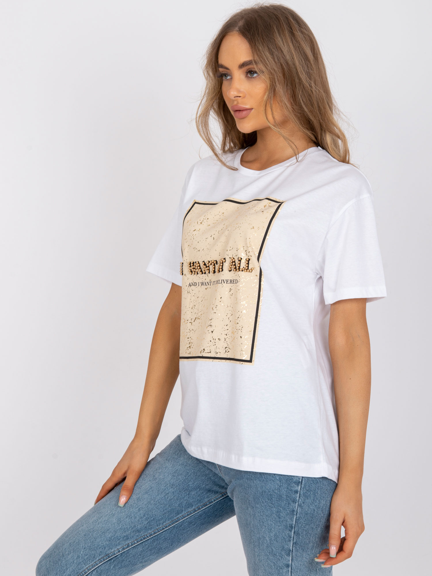 White loose T-shirt with appliqué and print