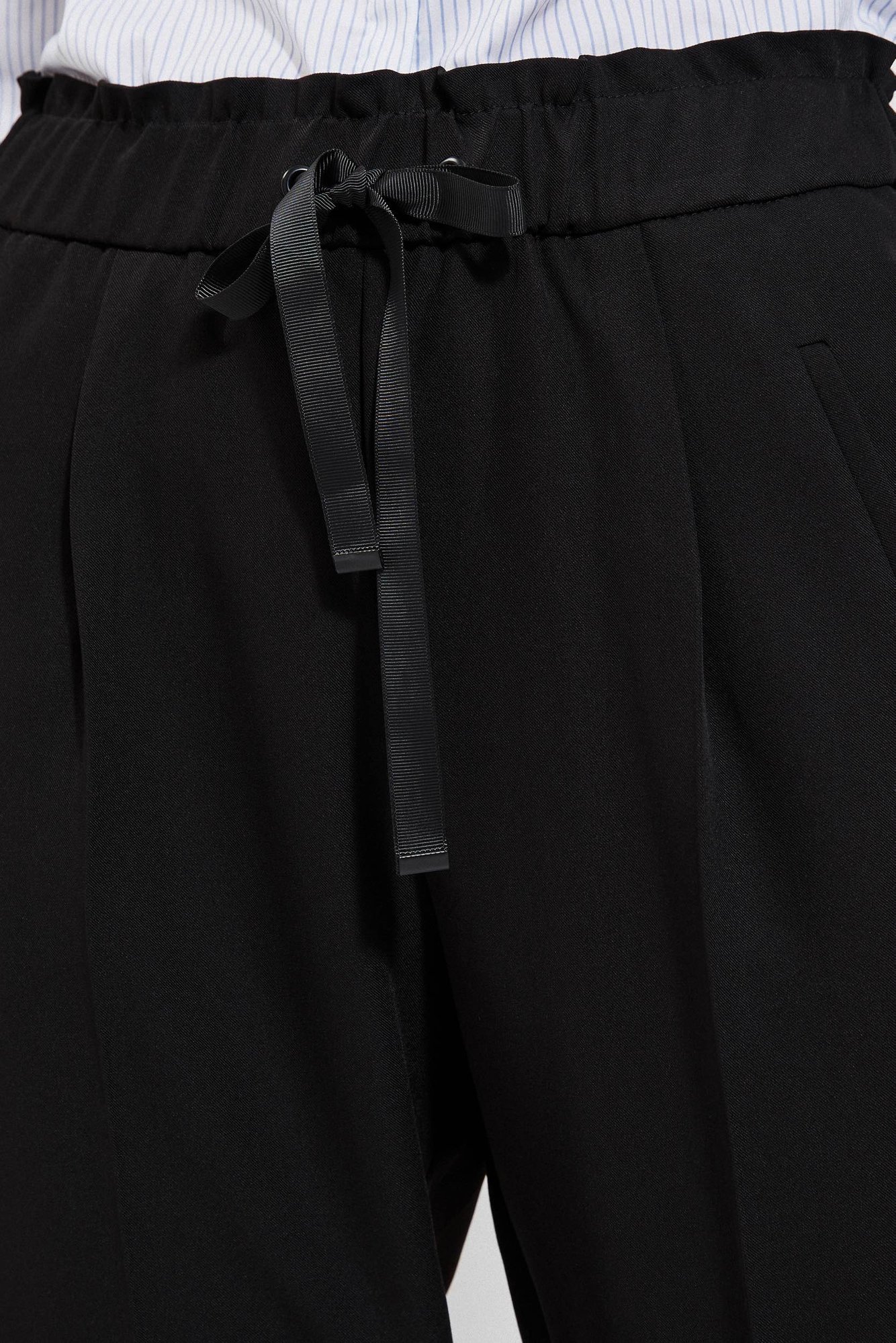 Pantaloni cu picioare drepte și o legătură în talie - negru