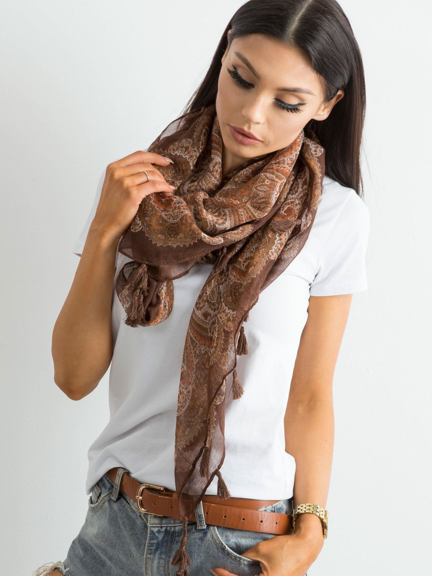 Șal maro cu franjuri și o amprentă