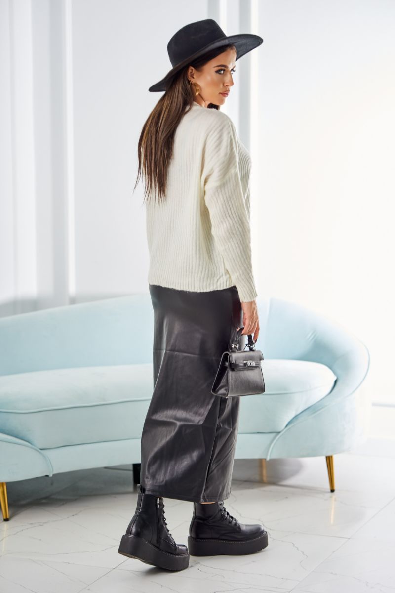 Ribbed sweater with ecru buttons