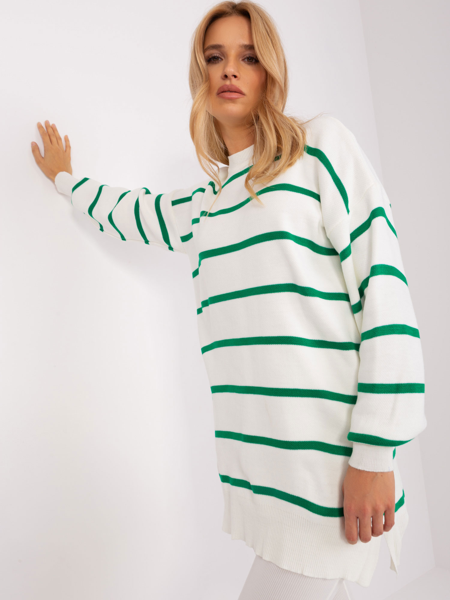 Levně Zeleno-ecru oversize svetr s kulatým výstřihem