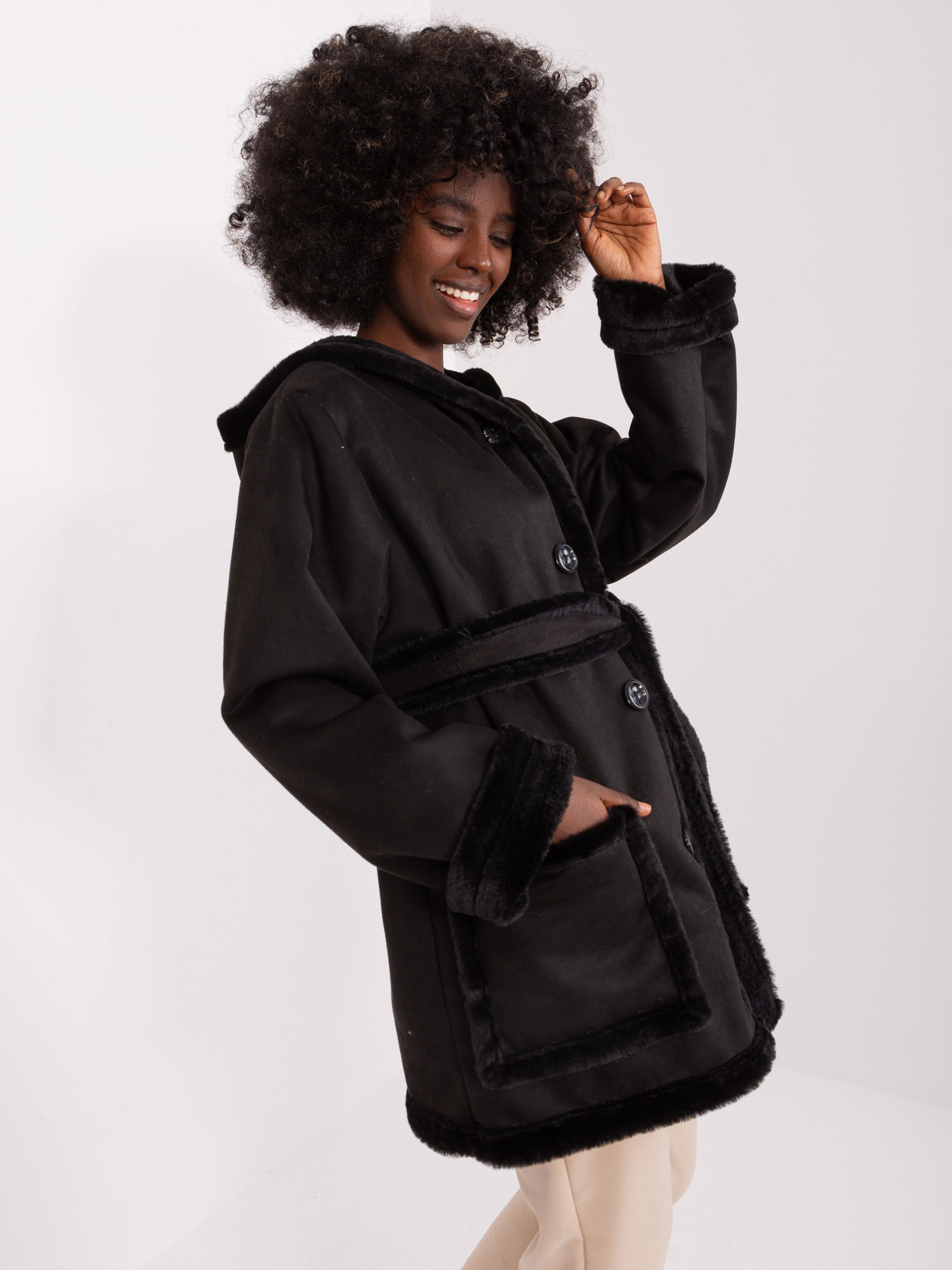 Levně Černý dámský zimní kabát s kapsami
