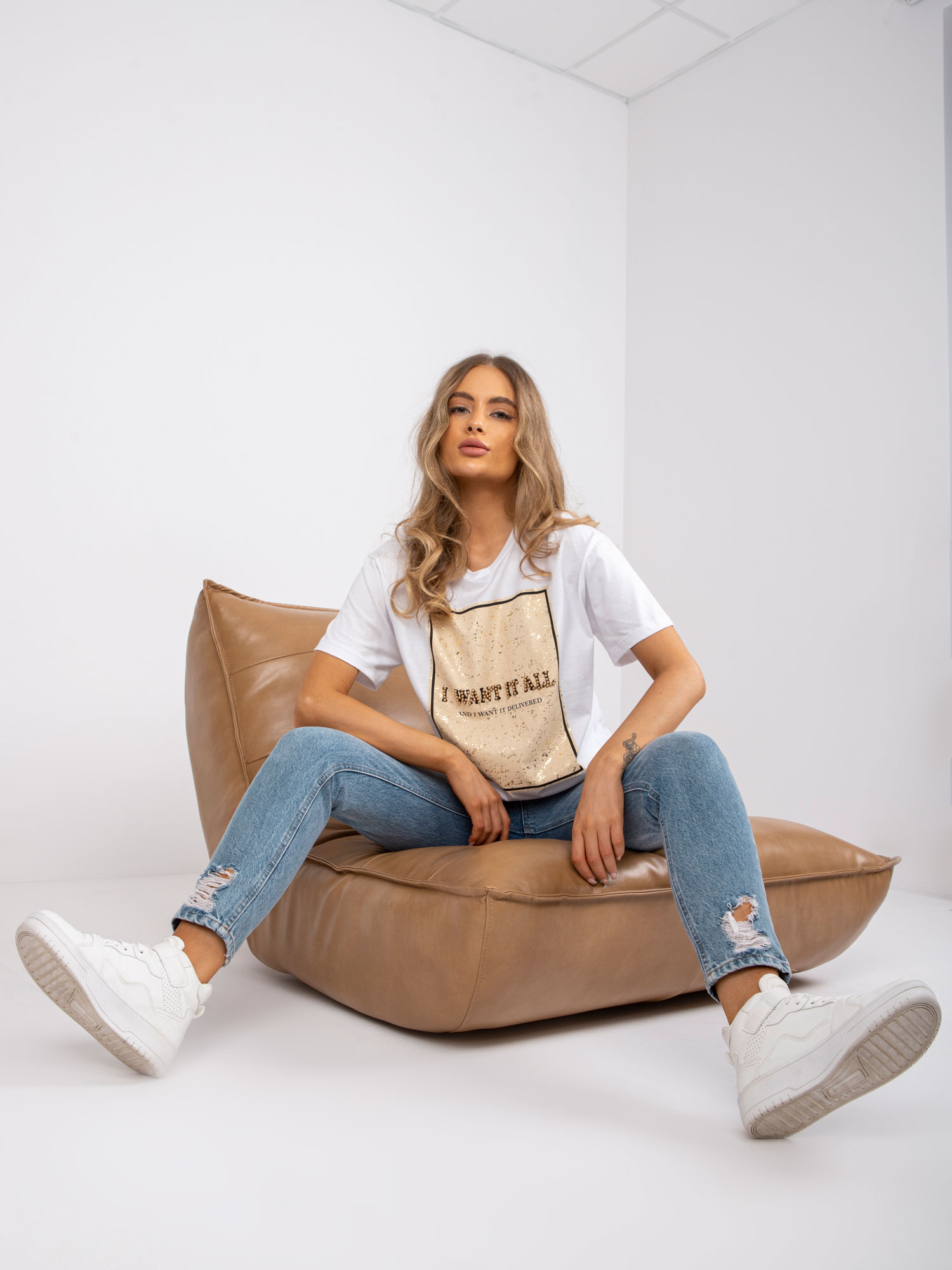 White loose T-shirt with appliqué and print