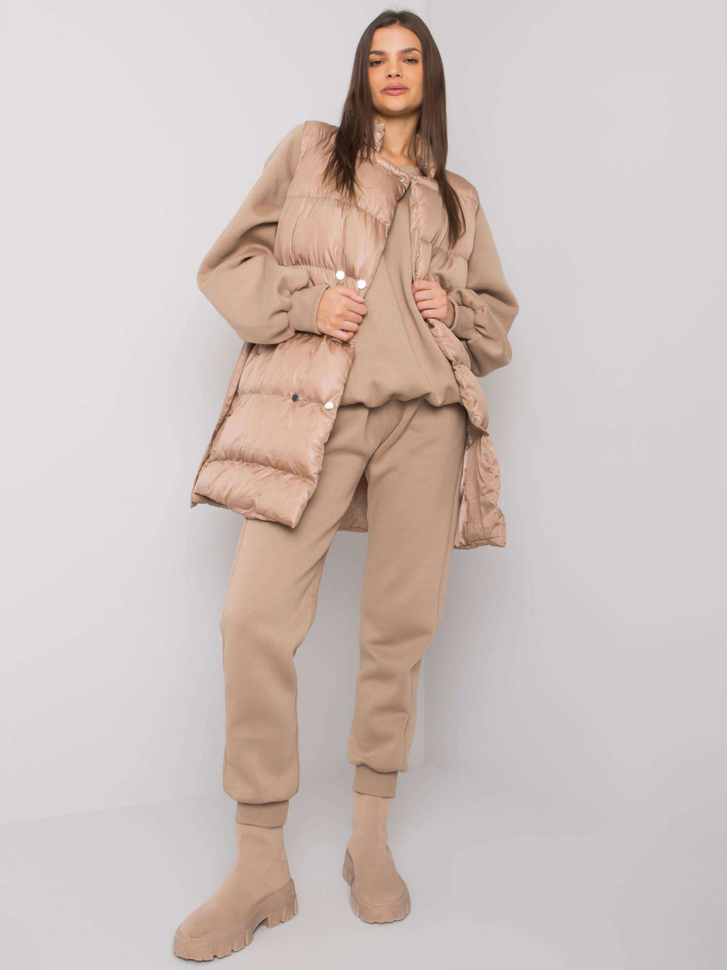 Dark beige three-piece set with Minneola vest