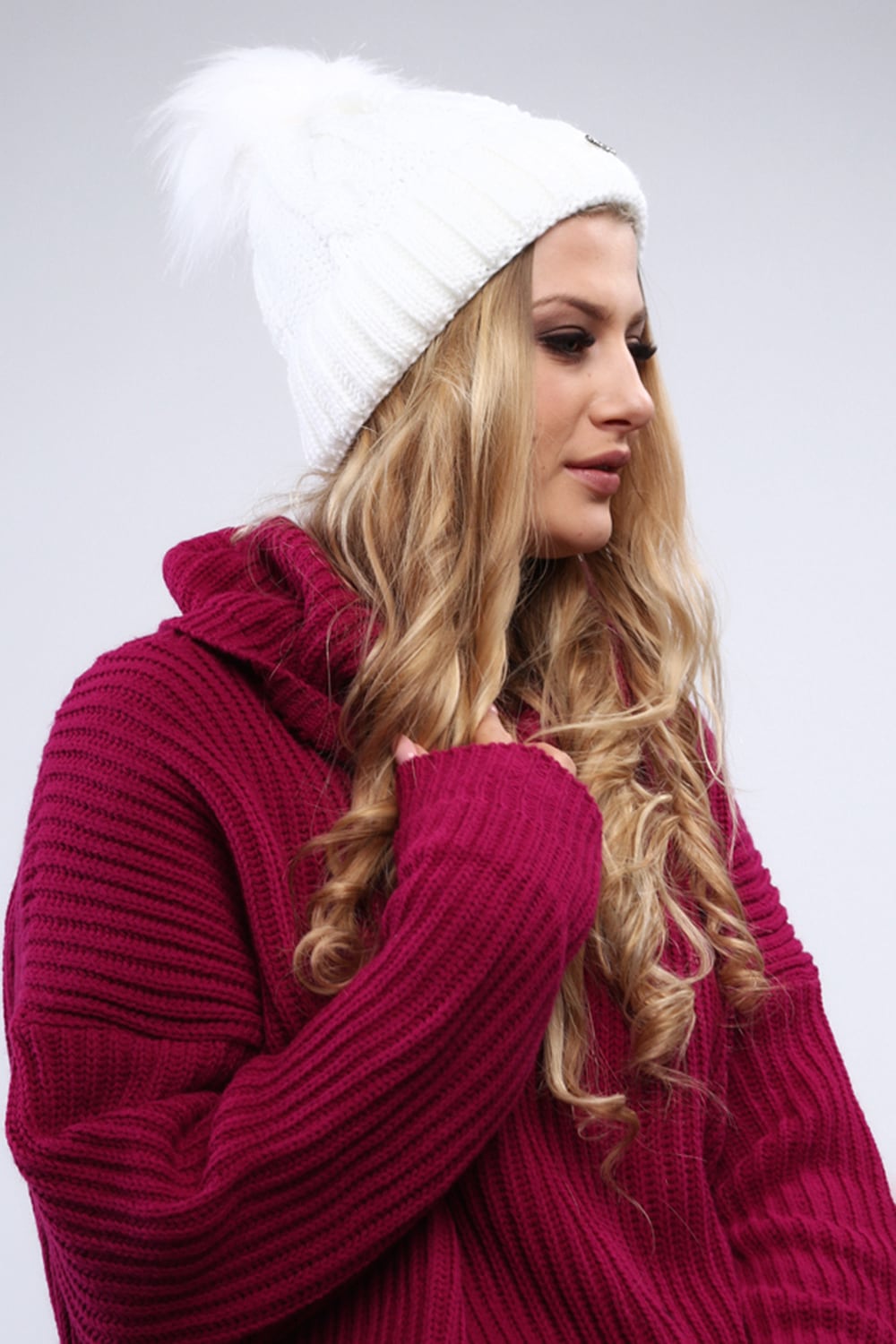 Lady's winter beanie in white