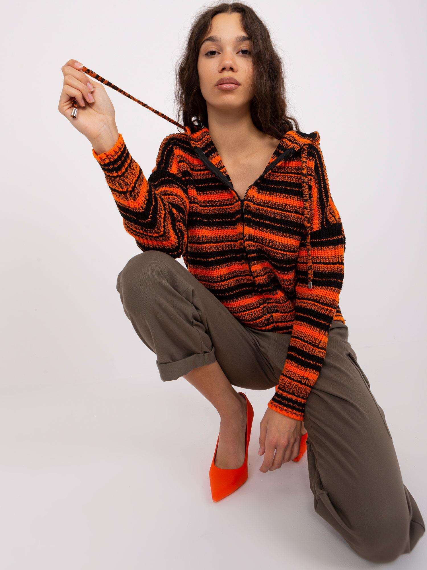 Levně Oranžovo-černý cardigan s kapucí