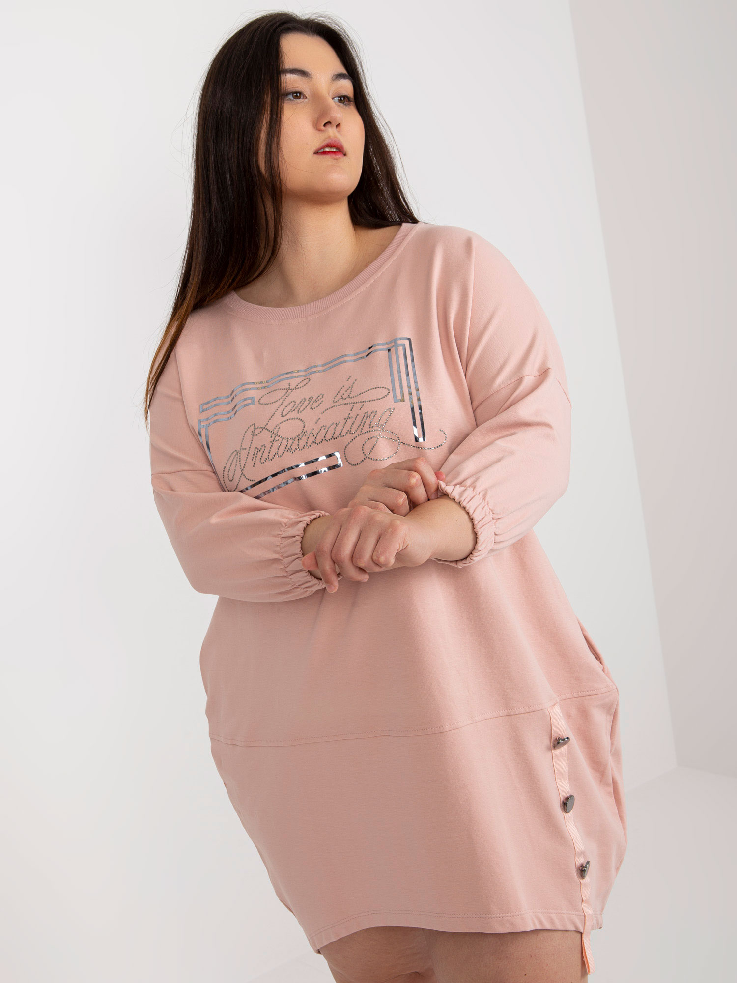 Levně Prašně růžové nadrozměrné midi šaty s aplikací