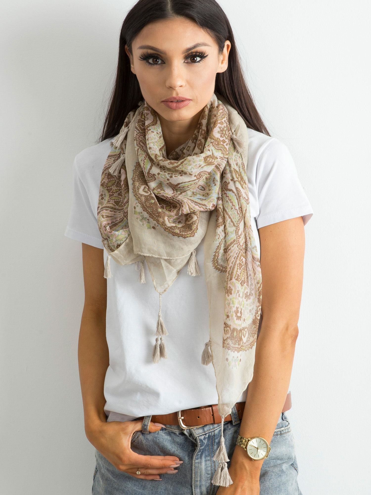 Șal cu franjuri și un imprimeu bej