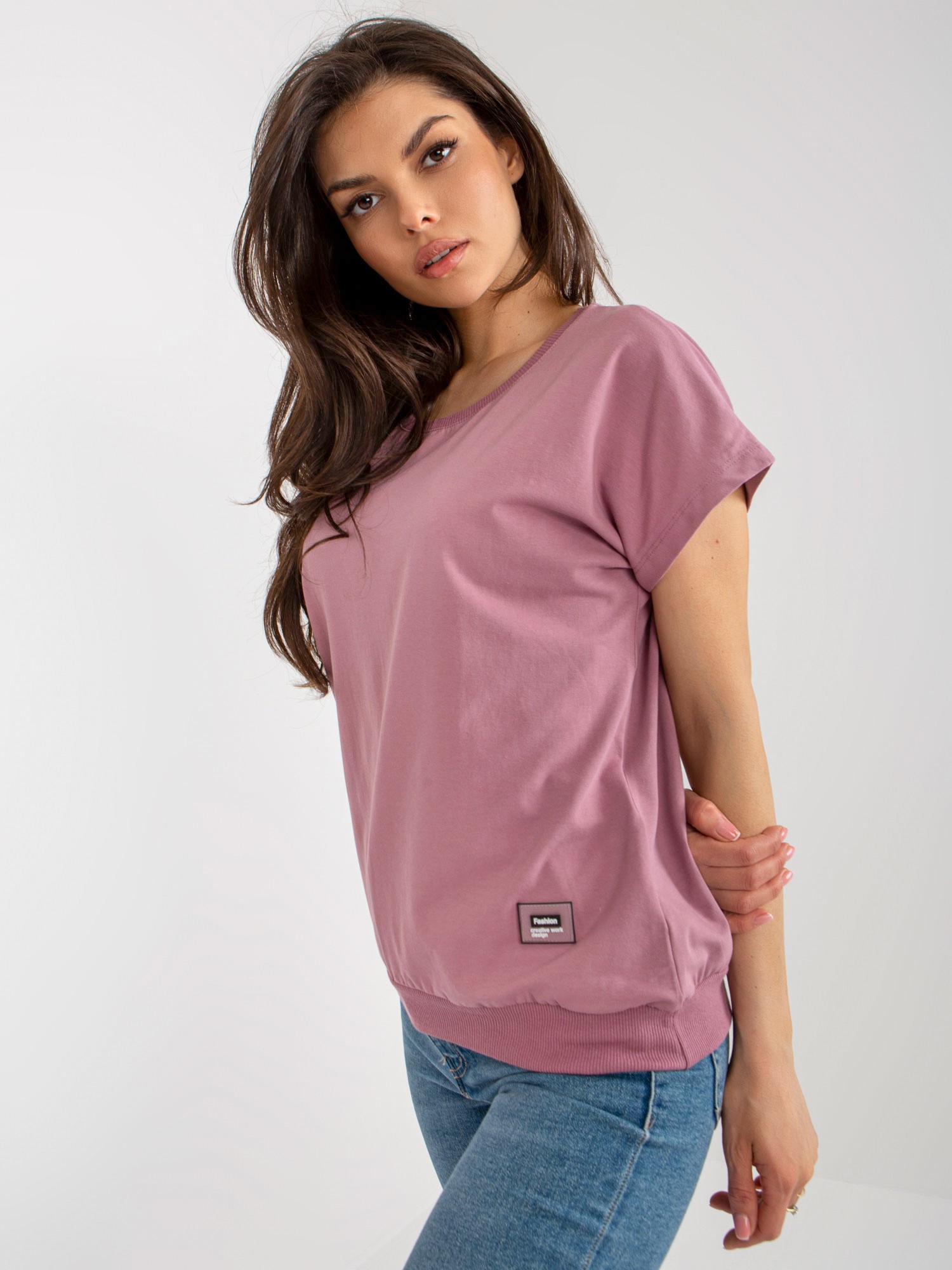 Σκονισμένη ροζ βασική βαμβακερή καλοκαιρινή μπλούζα