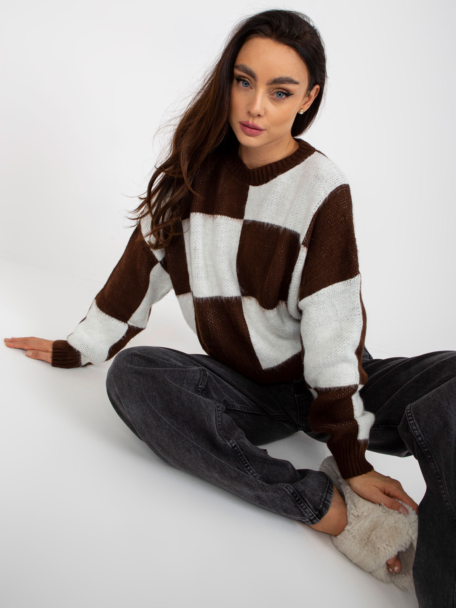 Loose brown-and-white classic sweater with squares