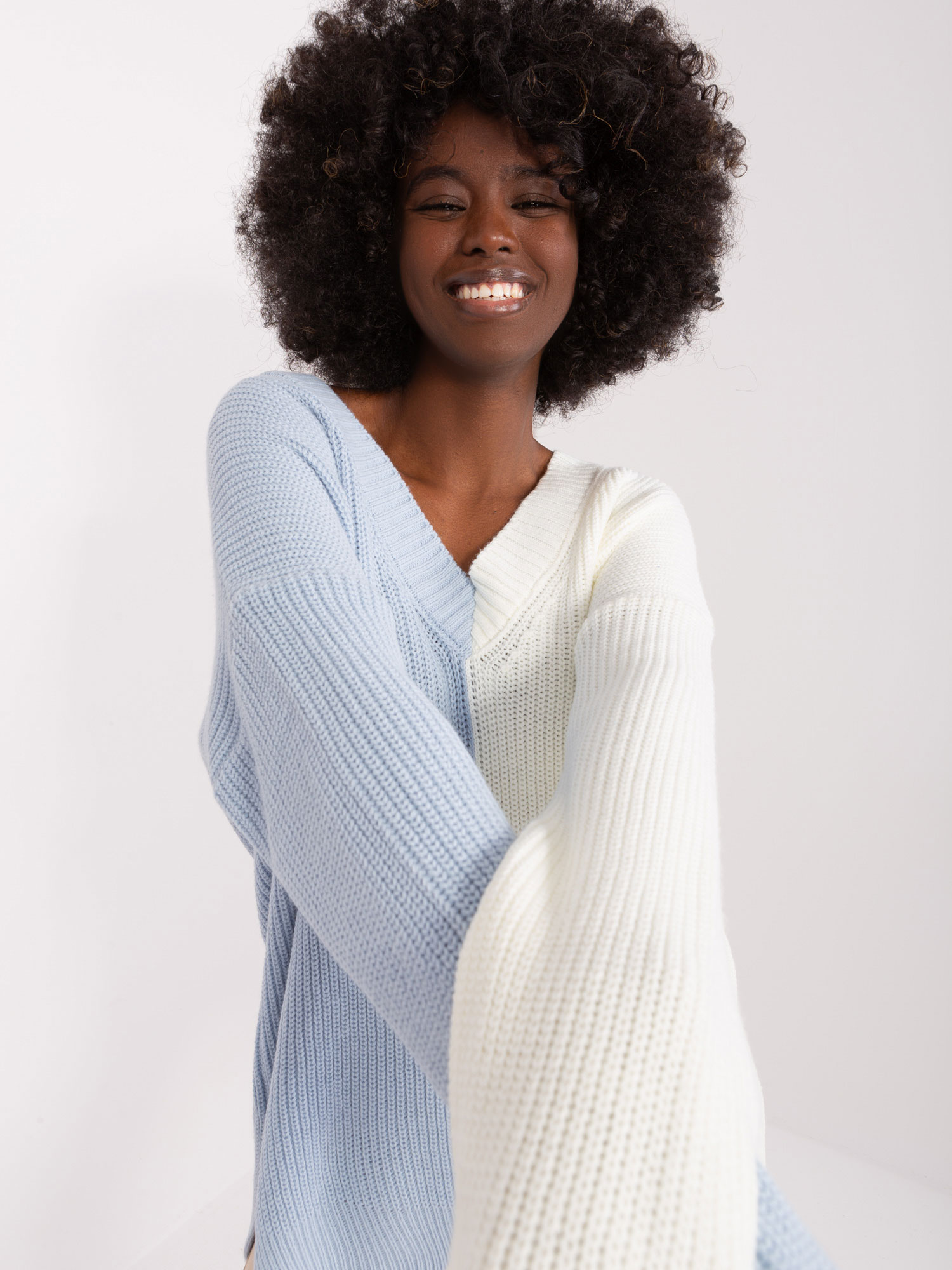 Levně Ecru-modrý dámský oversize svetr s výstřihem