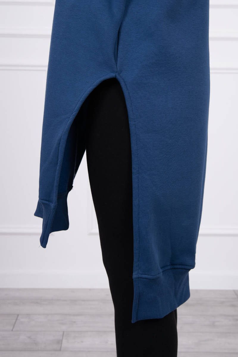 Insulated sweatshirt with slits on the sides of jeans