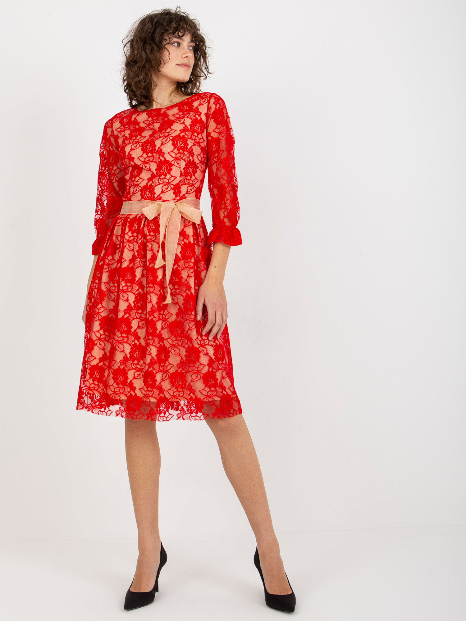 Levně Dámské elegantní krajkové šaty - červené