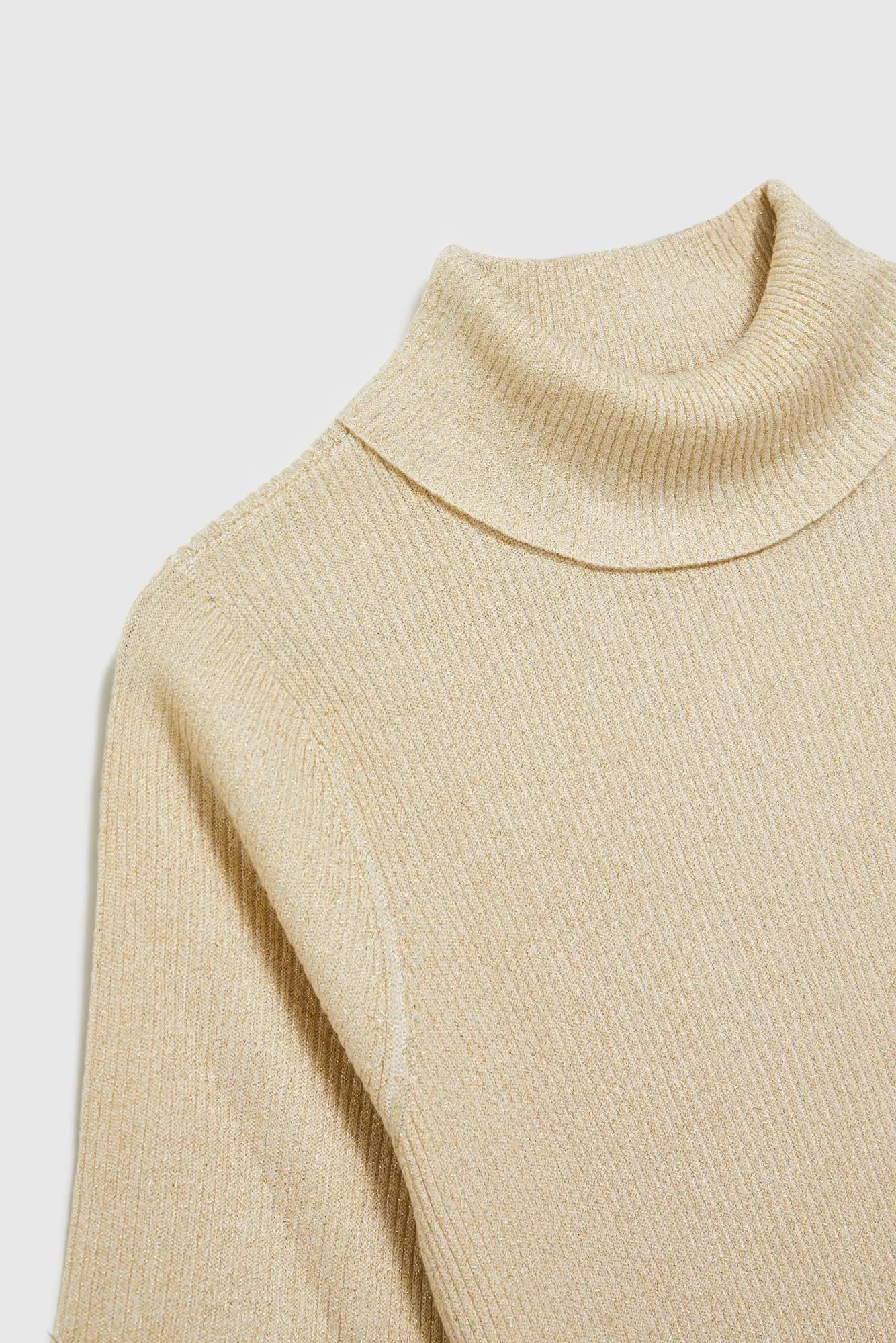 Turtleneck sweater decorated with metallic thread