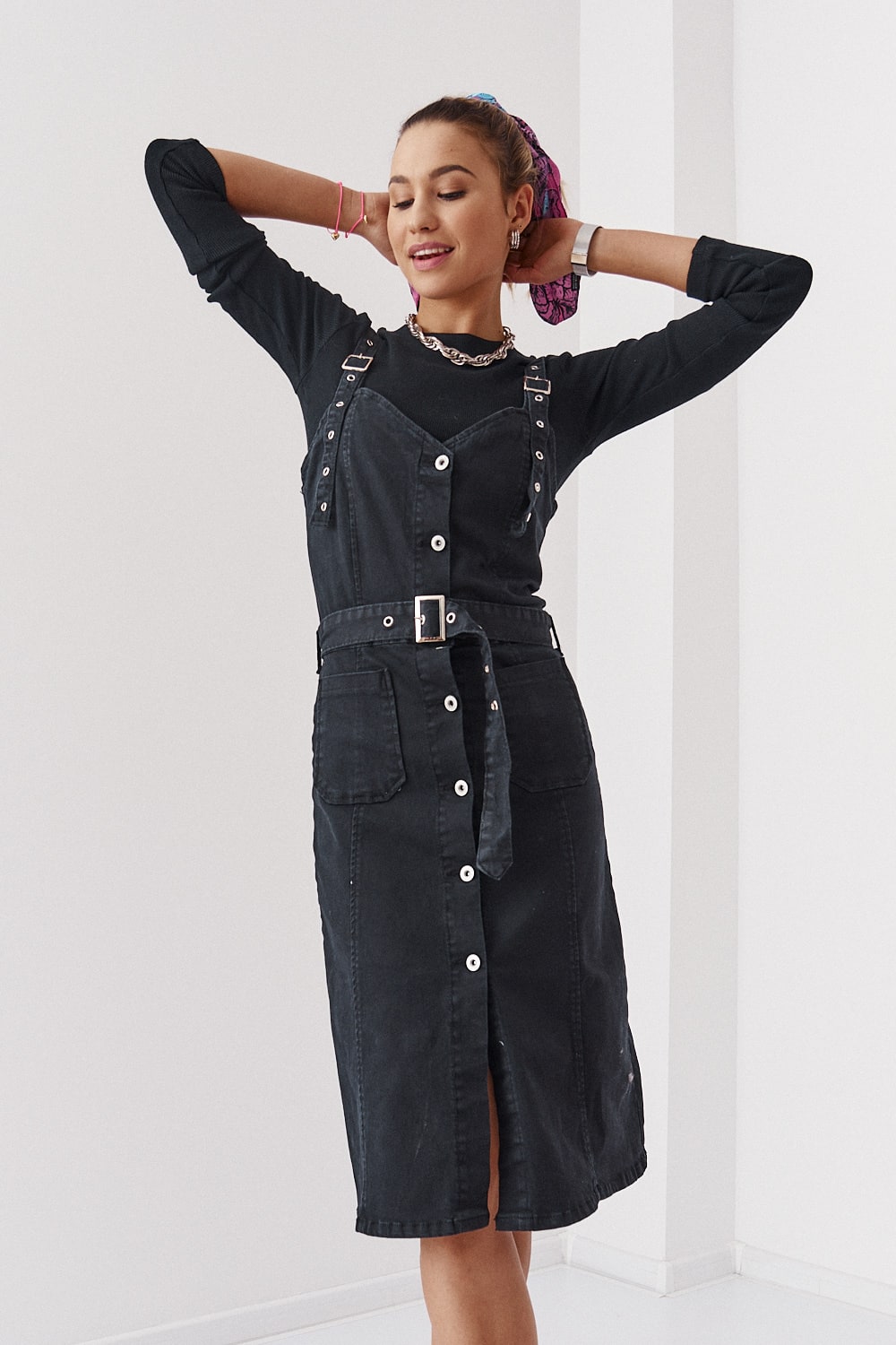 Levně Černé džínové šaty s nastavitelnými ramínky