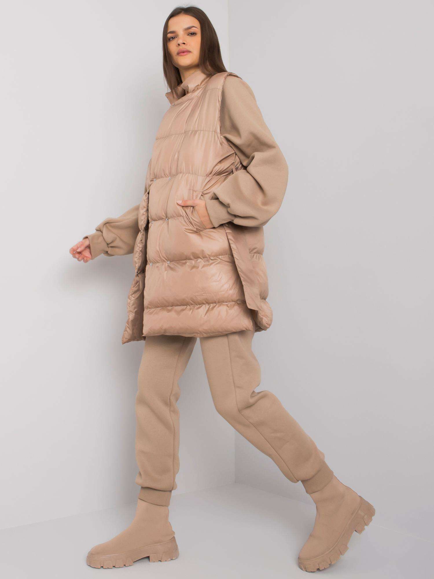 Dark beige three-piece set with Minneola vest