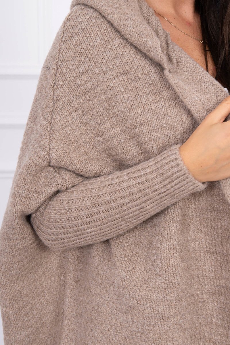 Hooded sweater with cappuccino with bat sleeves
