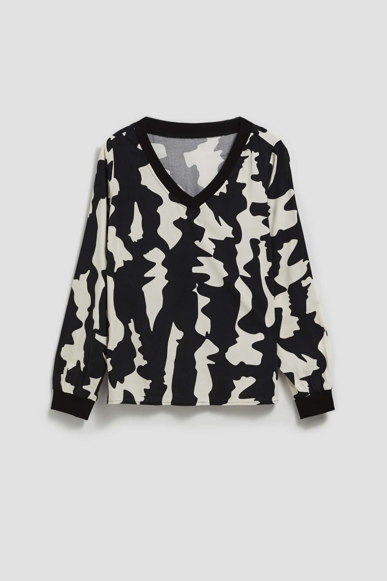 Patterned shirt with V-neck