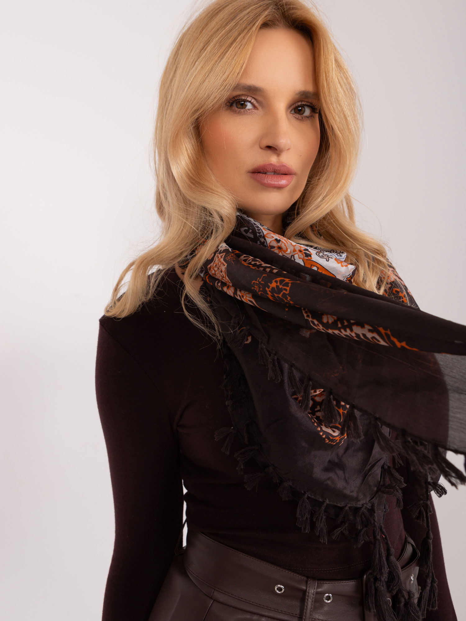 Levně Černý hedvábný šátek s orientálními vzory