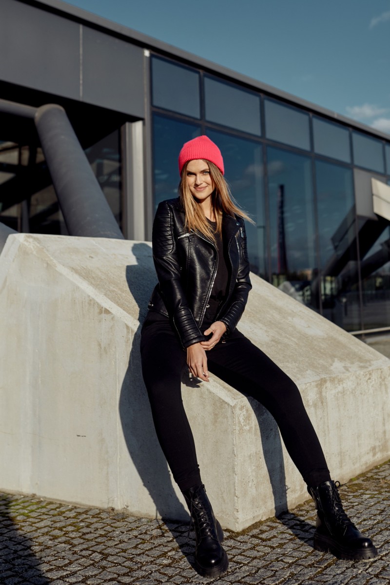 Women's cap with foldable neon pink