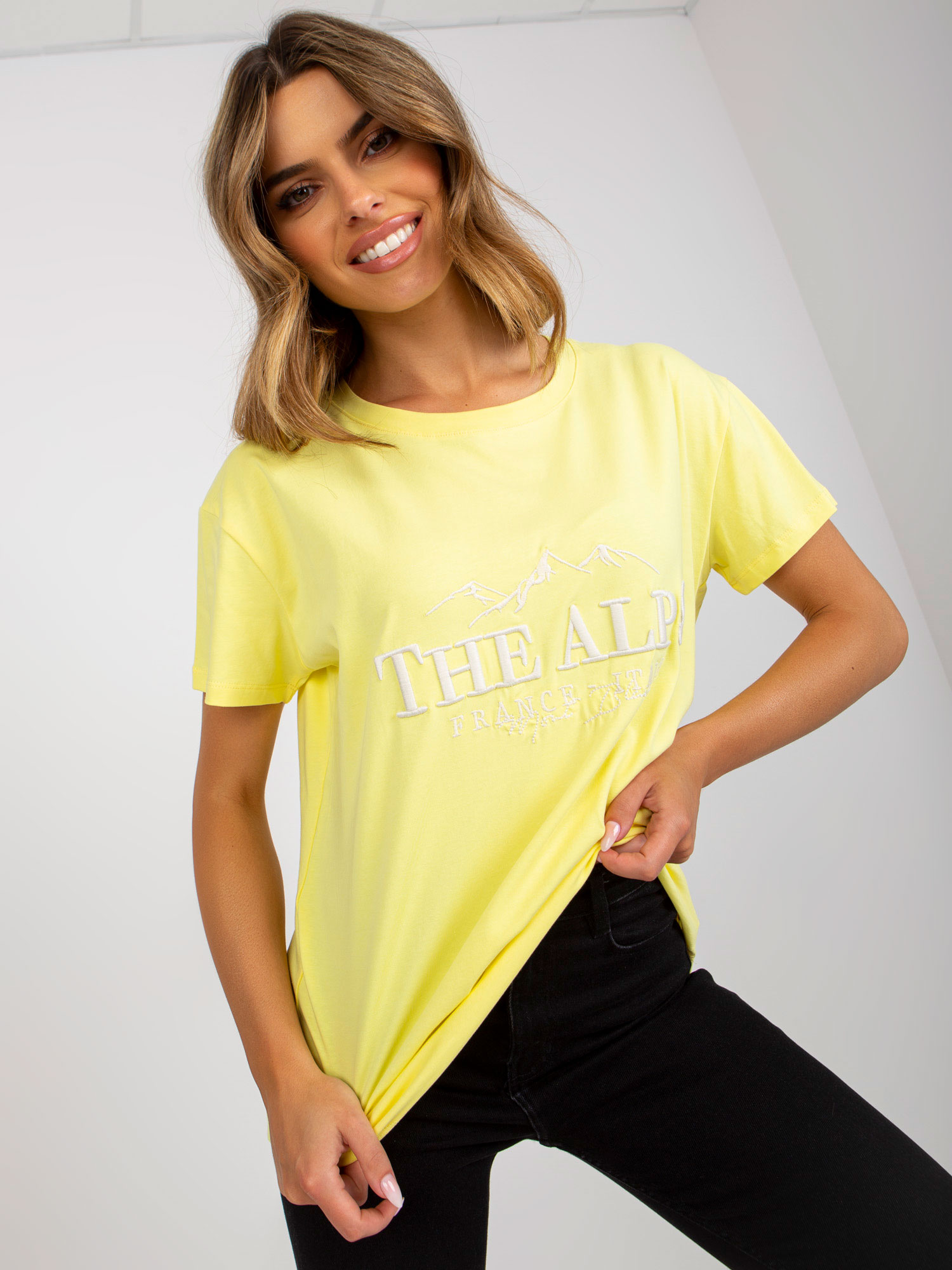 Levně Žlutobílé bavlněné tričko s nápisem