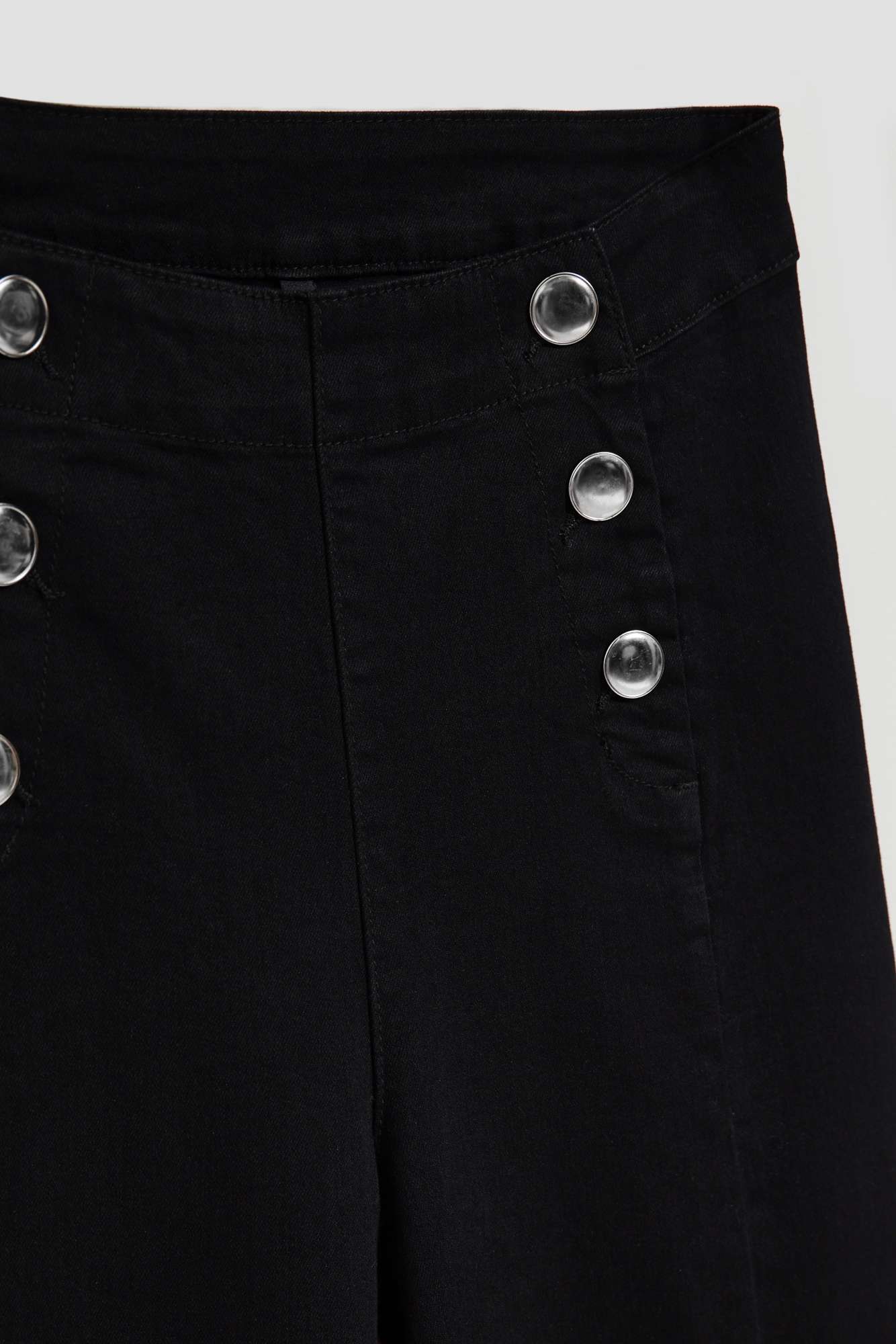 Jeans with decorative buttons