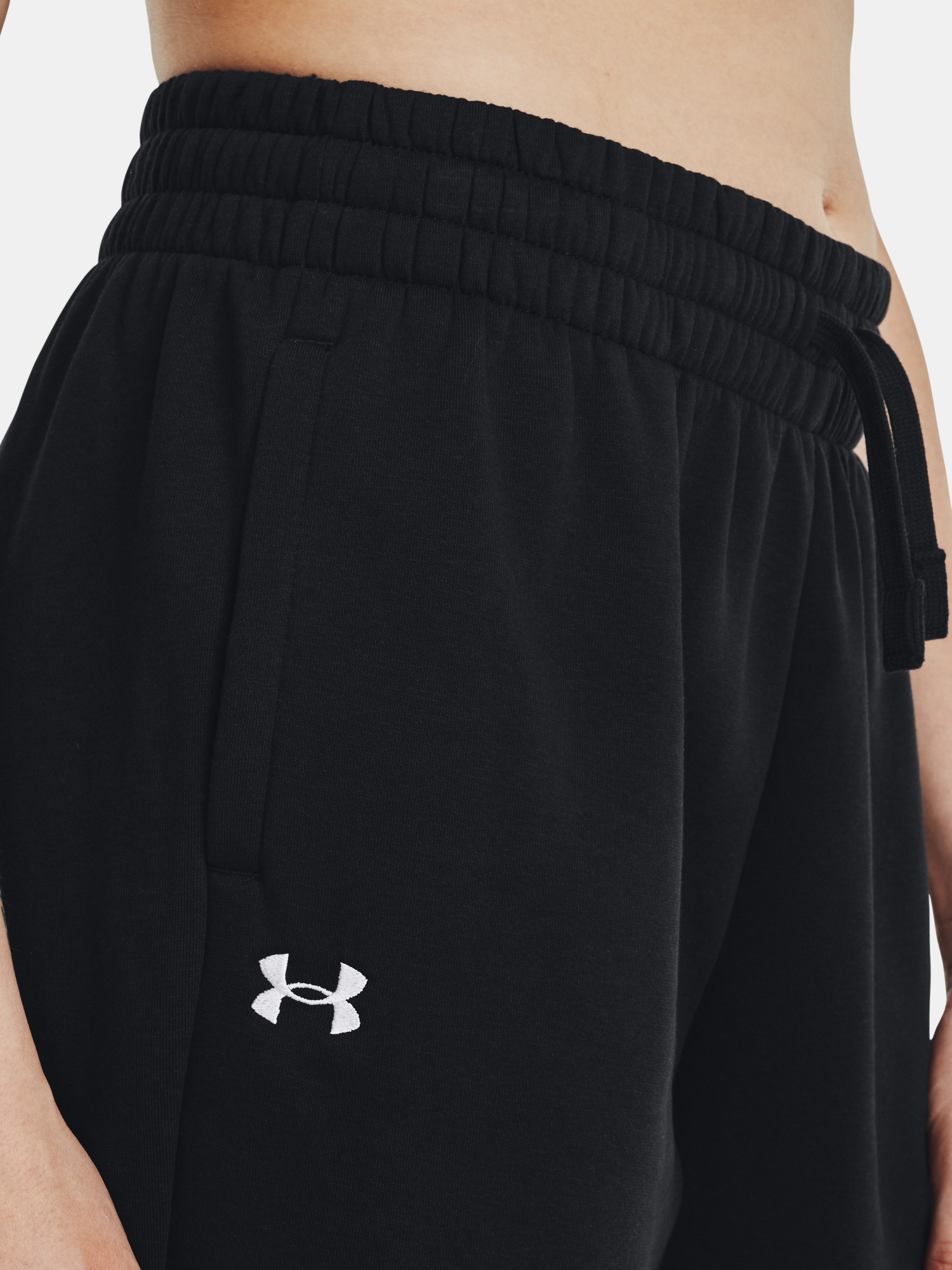 Pantaloni si pantaloni scurti pentru femei Under Armour - negru