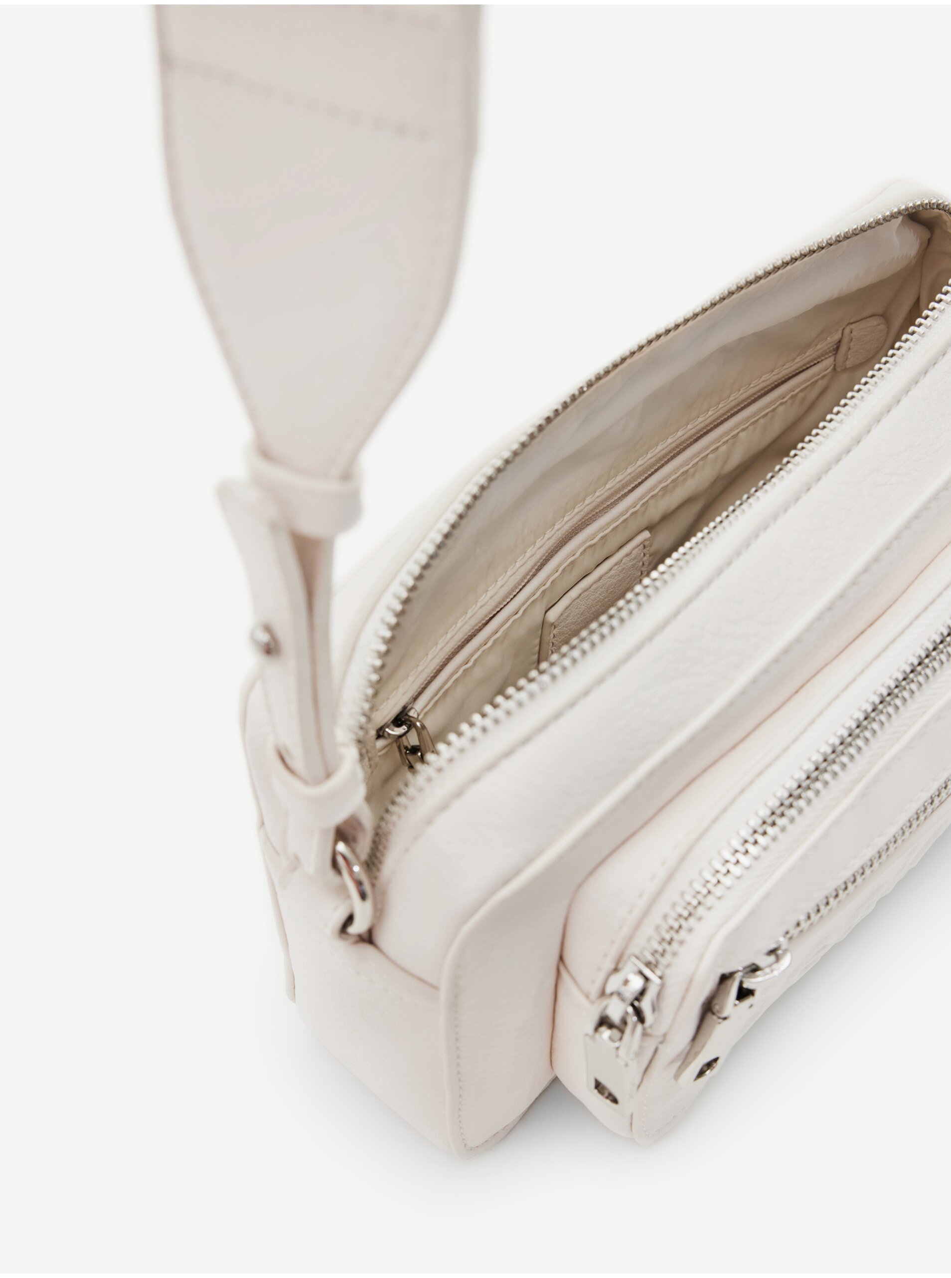 Poseta dama, DESIGUAL