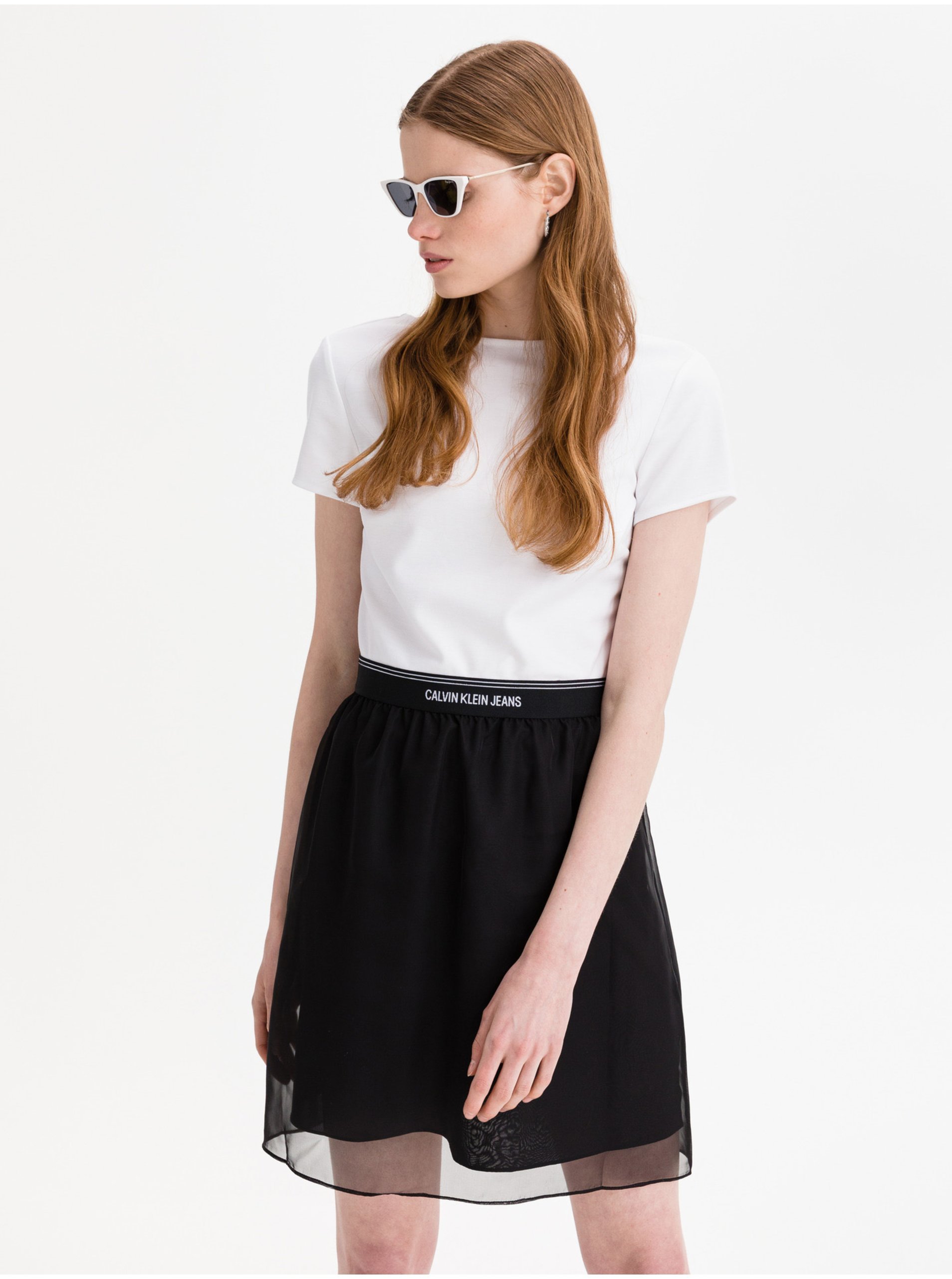 Levně Bílo-černé dámské šaty Milano Calvin Klein Jeans - Dámské