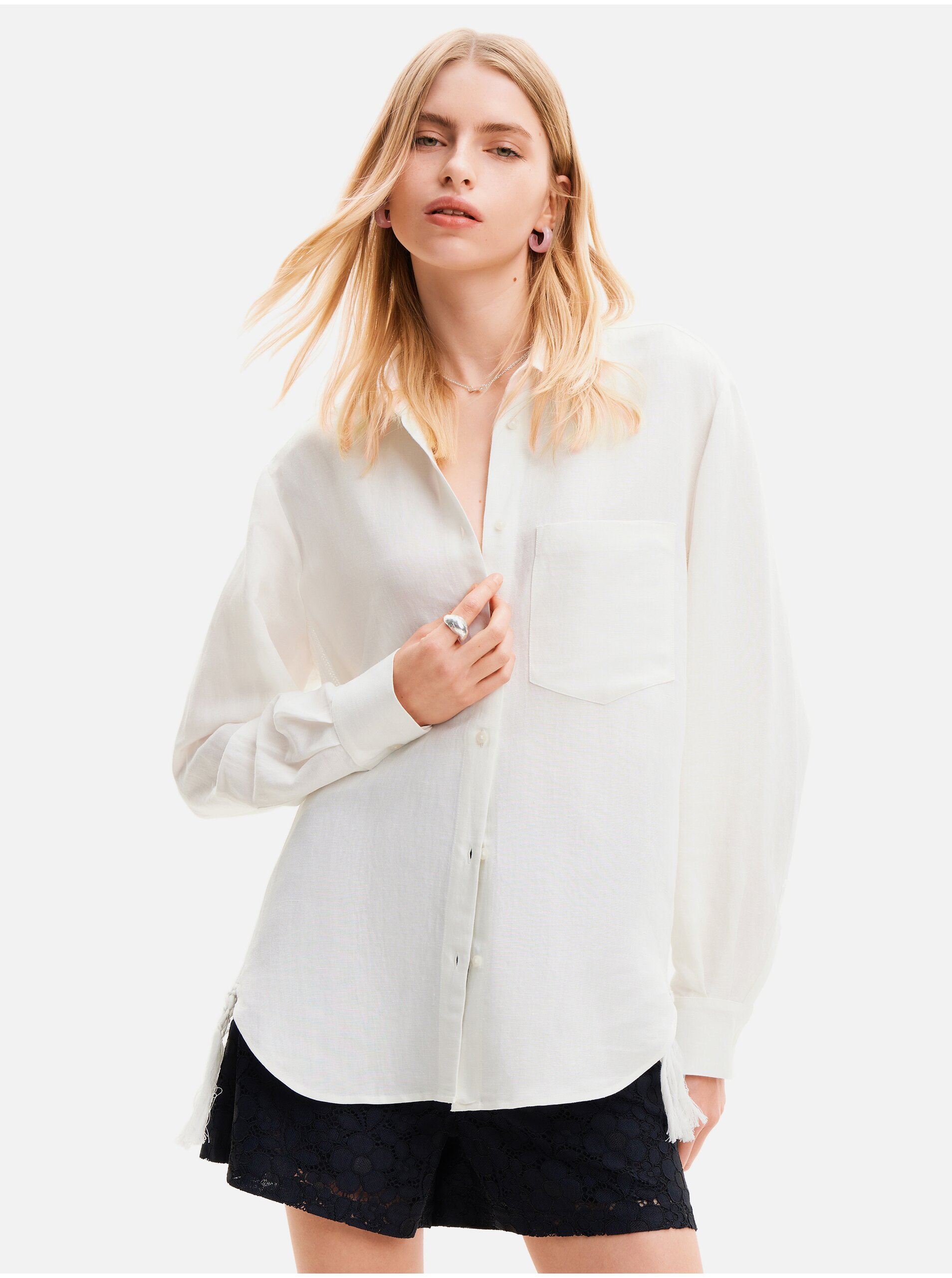 Levně Bílá dámská oversize košile s příměsí lnu Desigual Fringes - Dámské